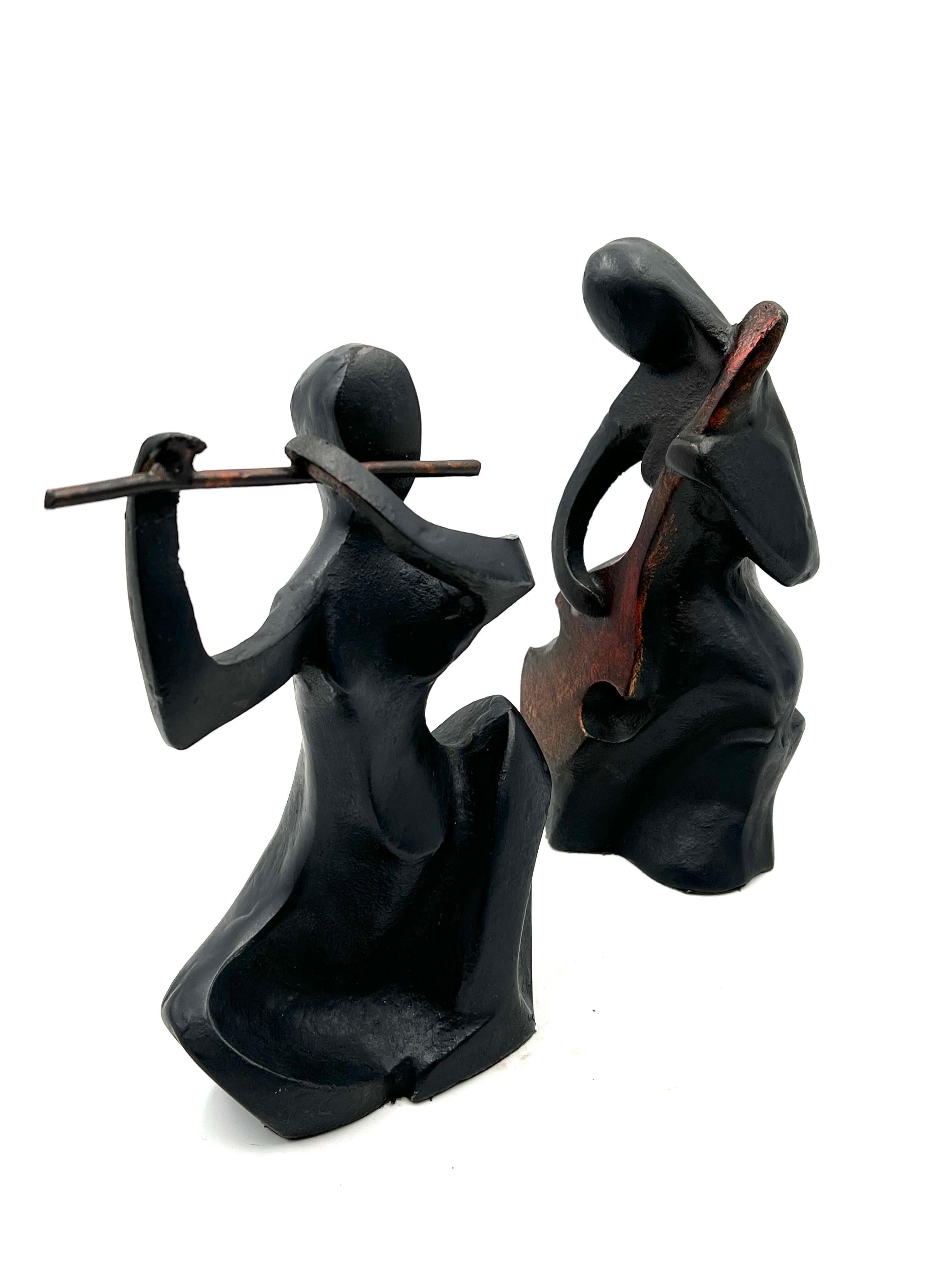 Ein Paar Musiker, Moderne Buchstützen-Skulpturen aus Gusseisen, Mitte des Jahrhunderts (20. Jahrhundert) im Angebot