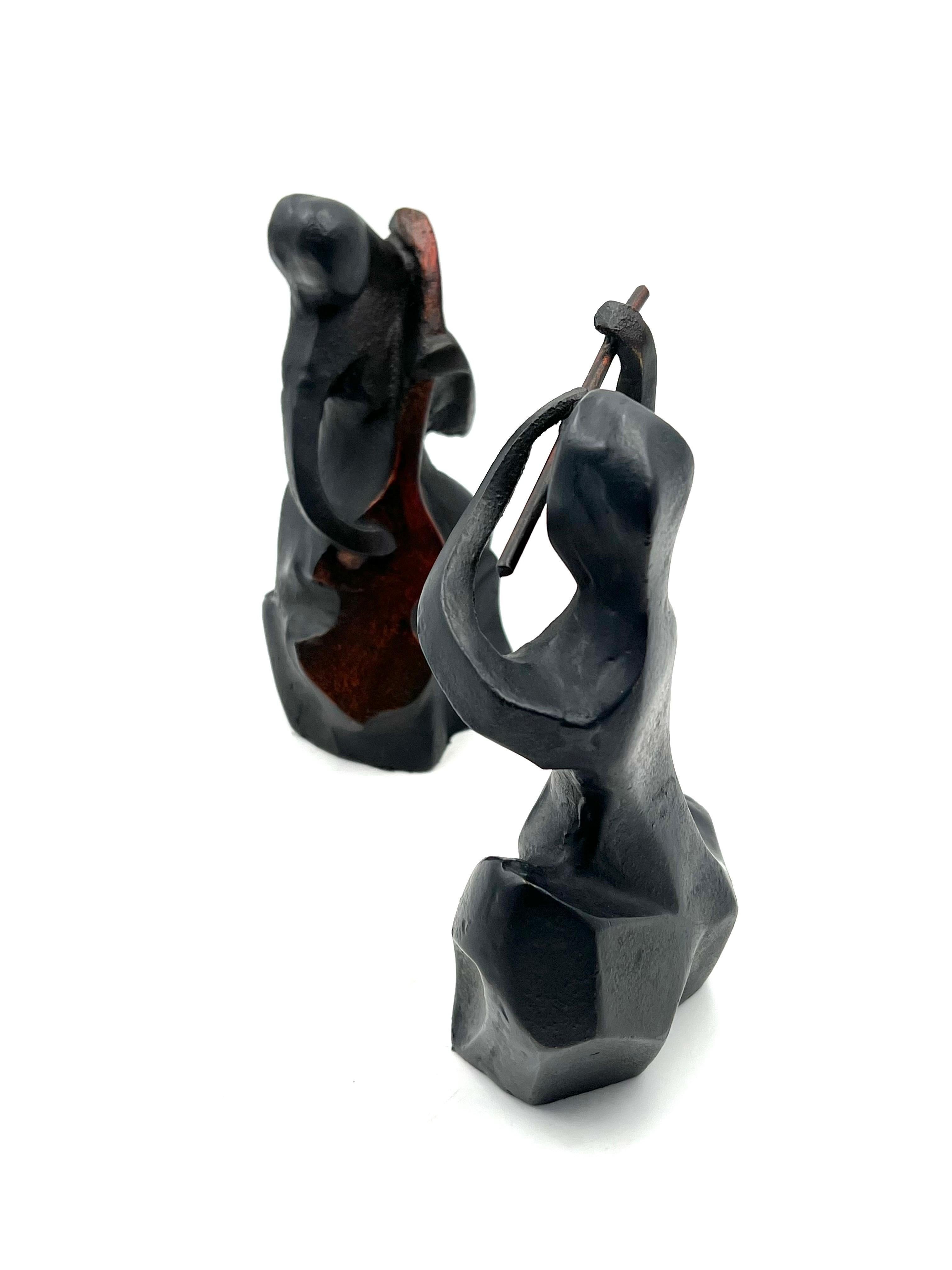 Ein Paar Musiker, Moderne Buchstützen-Skulpturen aus Gusseisen, Mitte des Jahrhunderts (Eisen) im Angebot