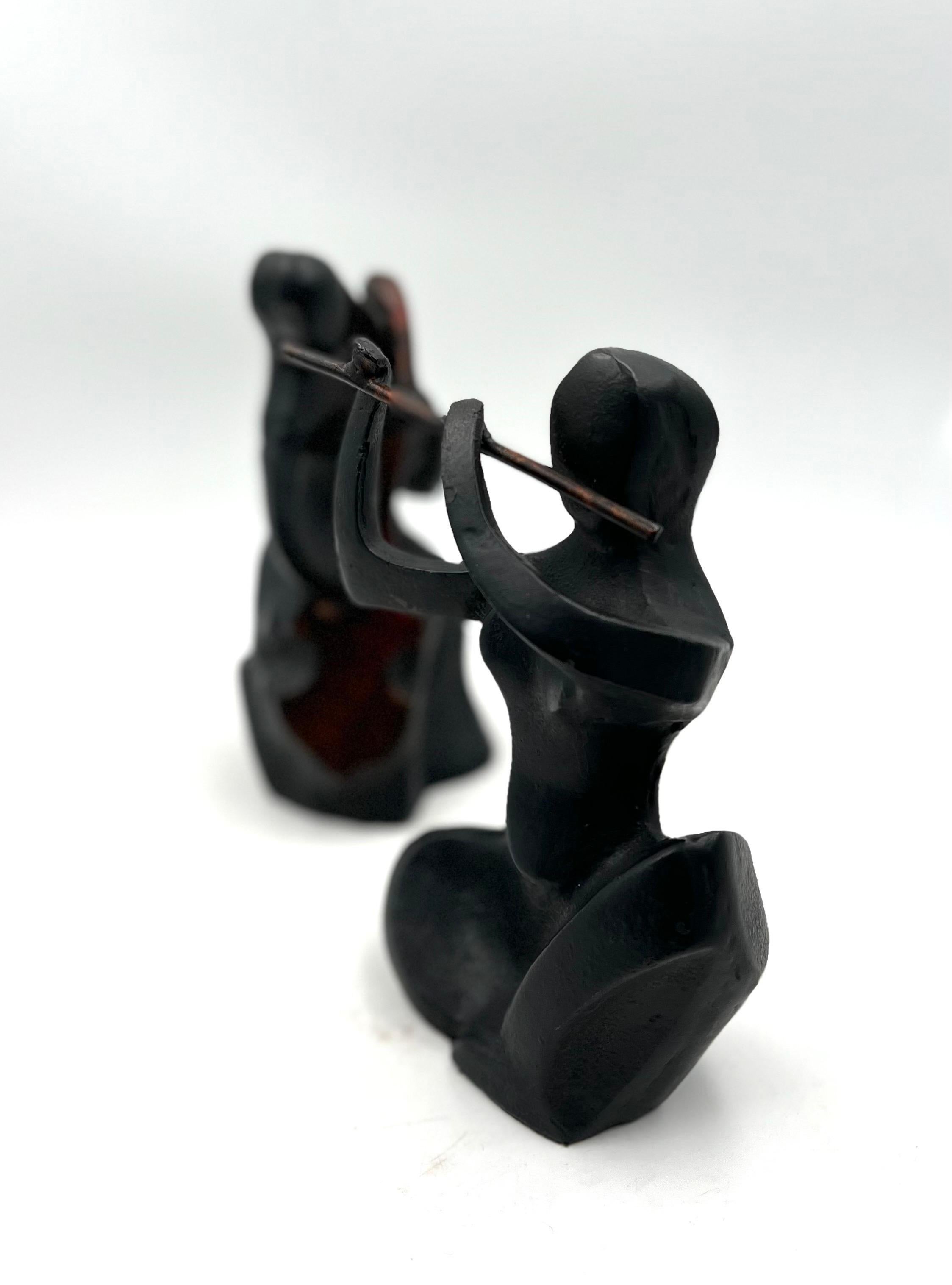Ein Paar Musiker, Moderne Buchstützen-Skulpturen aus Gusseisen, Mitte des Jahrhunderts im Angebot 1