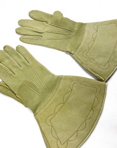 Pair of musketeer gloves in celadon green suede leather - France, dated 1898
