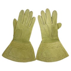 Pair of musketeer gloves in celadon green suede leather - France, dated 1898
