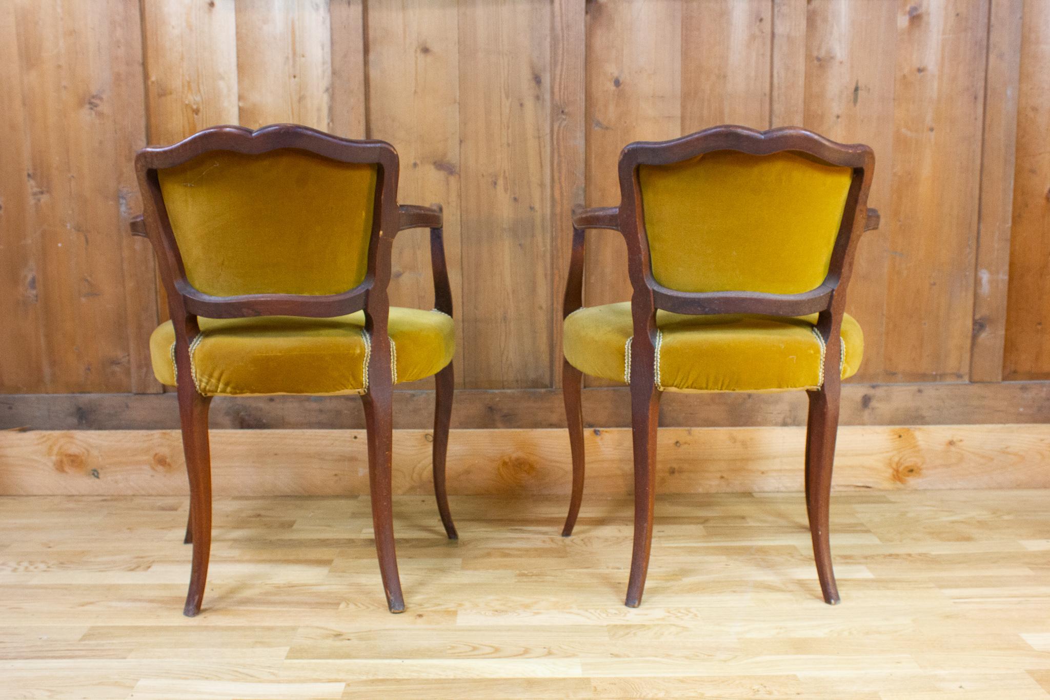 Beautiful pair of cabriolet armchairs in the style of Louis 15 from the mid-20th century. They are in the taste of the bridge chairs of the Louis 15 style, and are upholstered in mustard velvet.