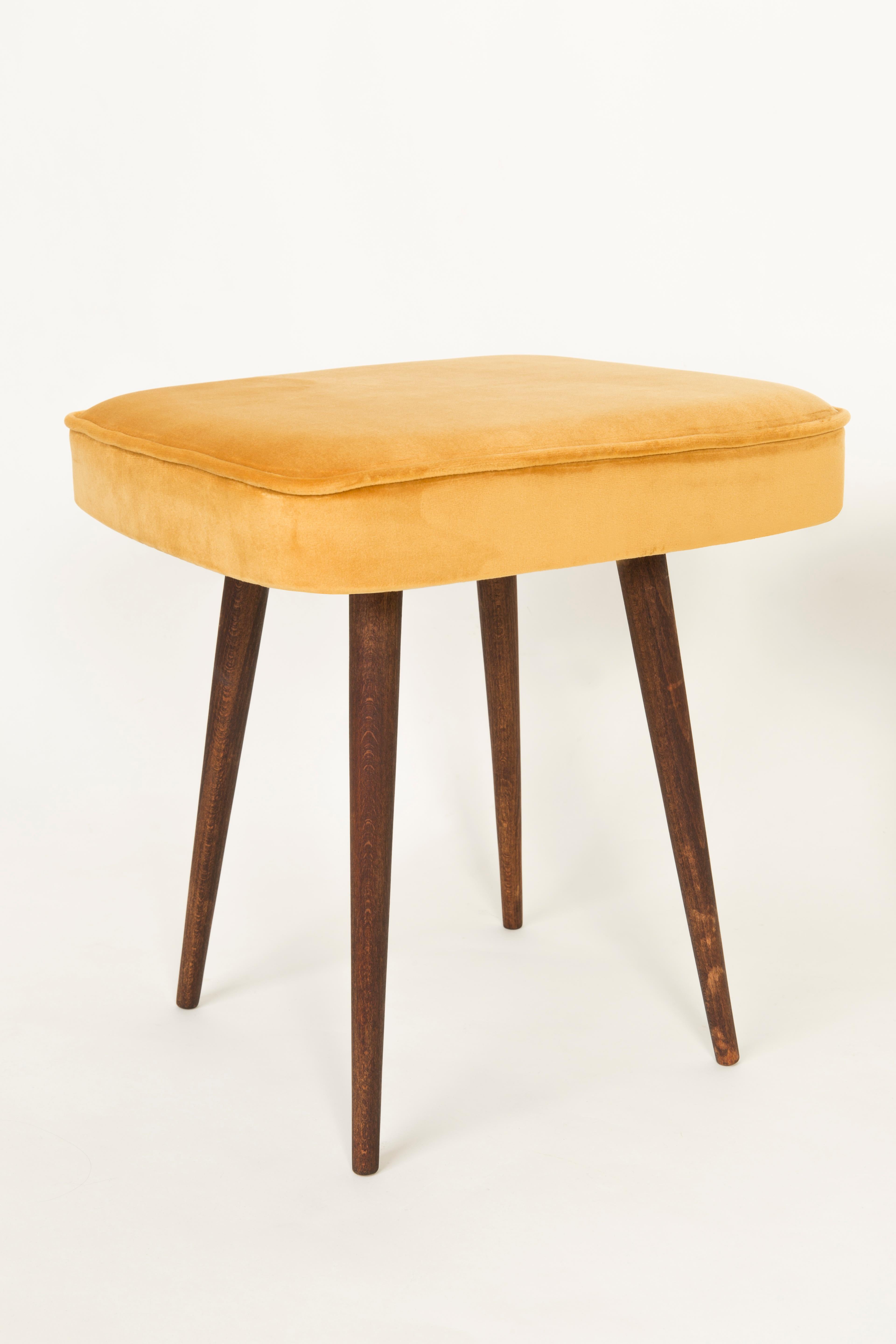 Paire de tabourets jaune moutarde:: années 1960 en vente 1
