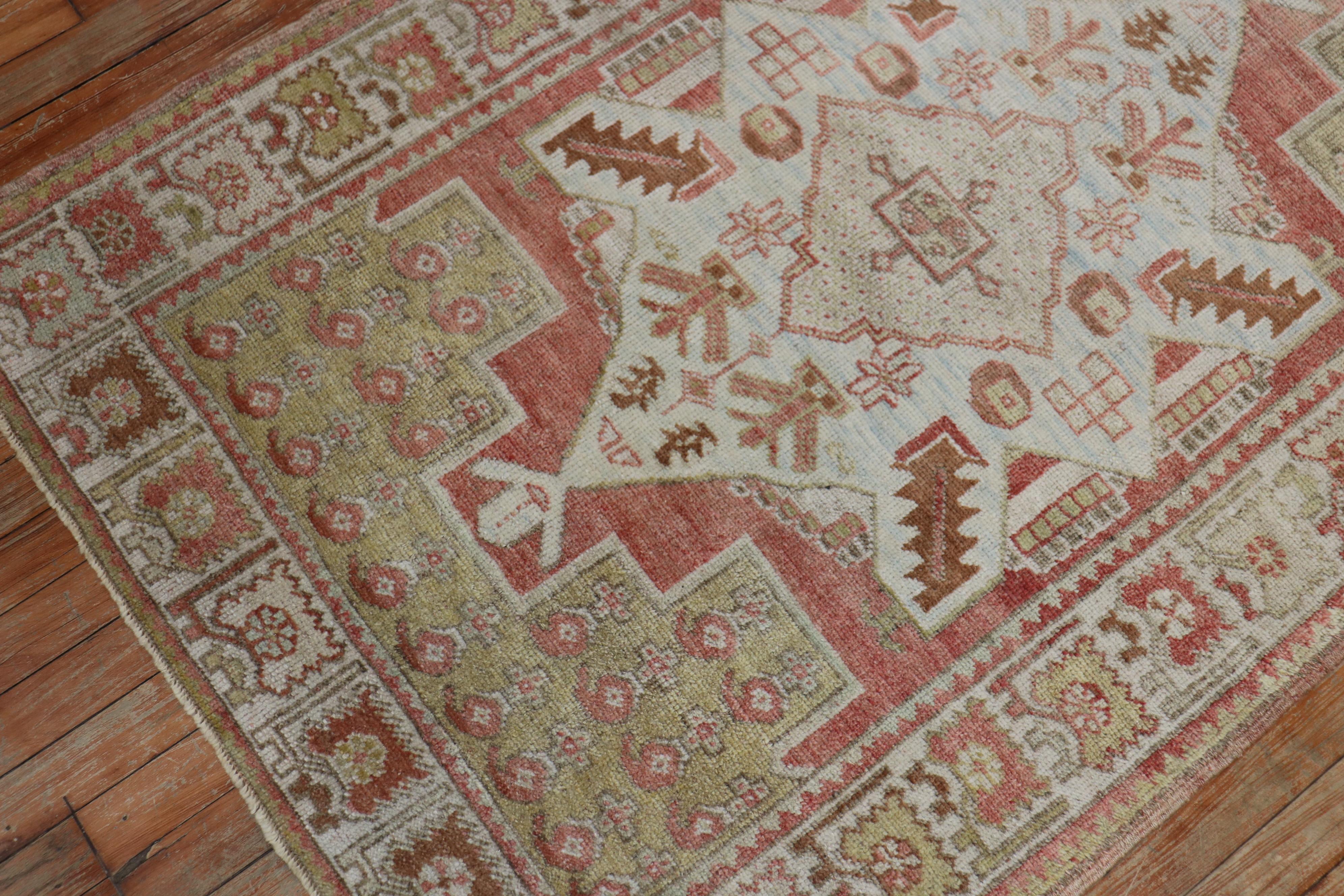 Pareja de alfombras turcas Oushak de tamaño desparramado del segundo cuarto del siglo XX

Miden 3'5'' x 5'' y 3'5'' x 5'1'' respectivamente.
