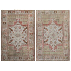 Paire de tapis d'Oushak turcs sourds et vintage