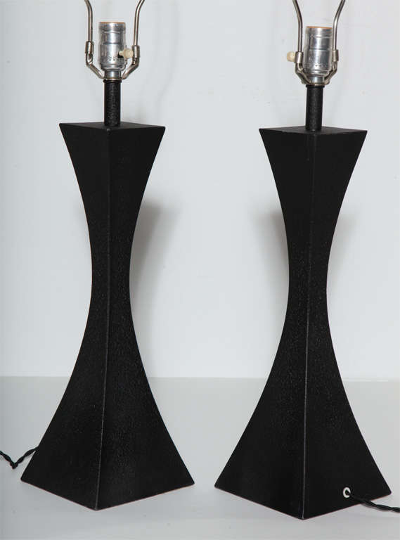 Paire de lampes de table modernes en aluminium moulé émaillé noir, 1950. A la manière de Stewart Ross James. Une forme fluide et évasée en fonte d'aluminium émaillée noire. Signé Mutual Sunset Lamp Company, Brooklyn NY.  Polyvalent. Intemporel.