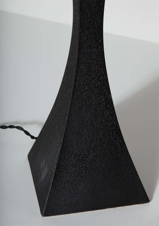 Pair of Mutual Sunset Lamp Co. Double Splayed Black Cast Aluminum Table Lamps In Good Condition In Bainbridge, NY