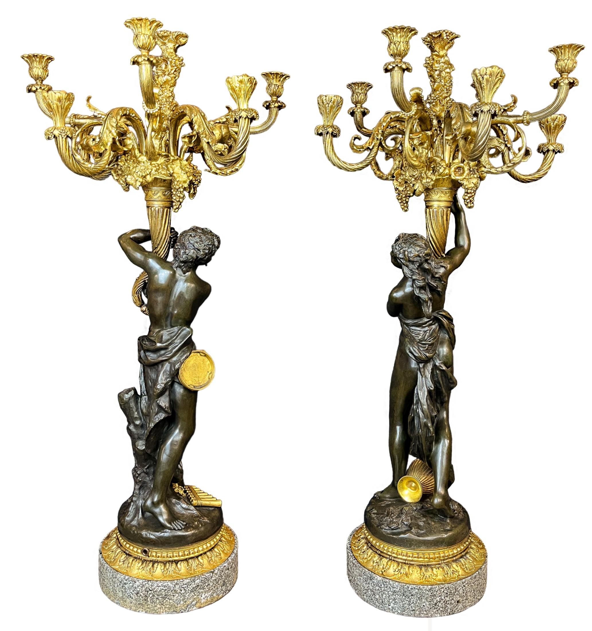Coppia di candelabri a nove luci con figure mitologiche in ormolu e bronzo patinato In condizioni buone in vendita a New York, NY