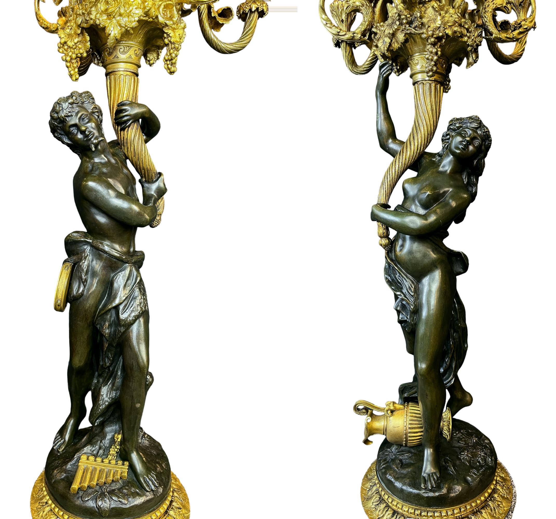 XIX secolo Coppia di candelabri a nove luci con figure mitologiche in ormolu e bronzo patinato in vendita