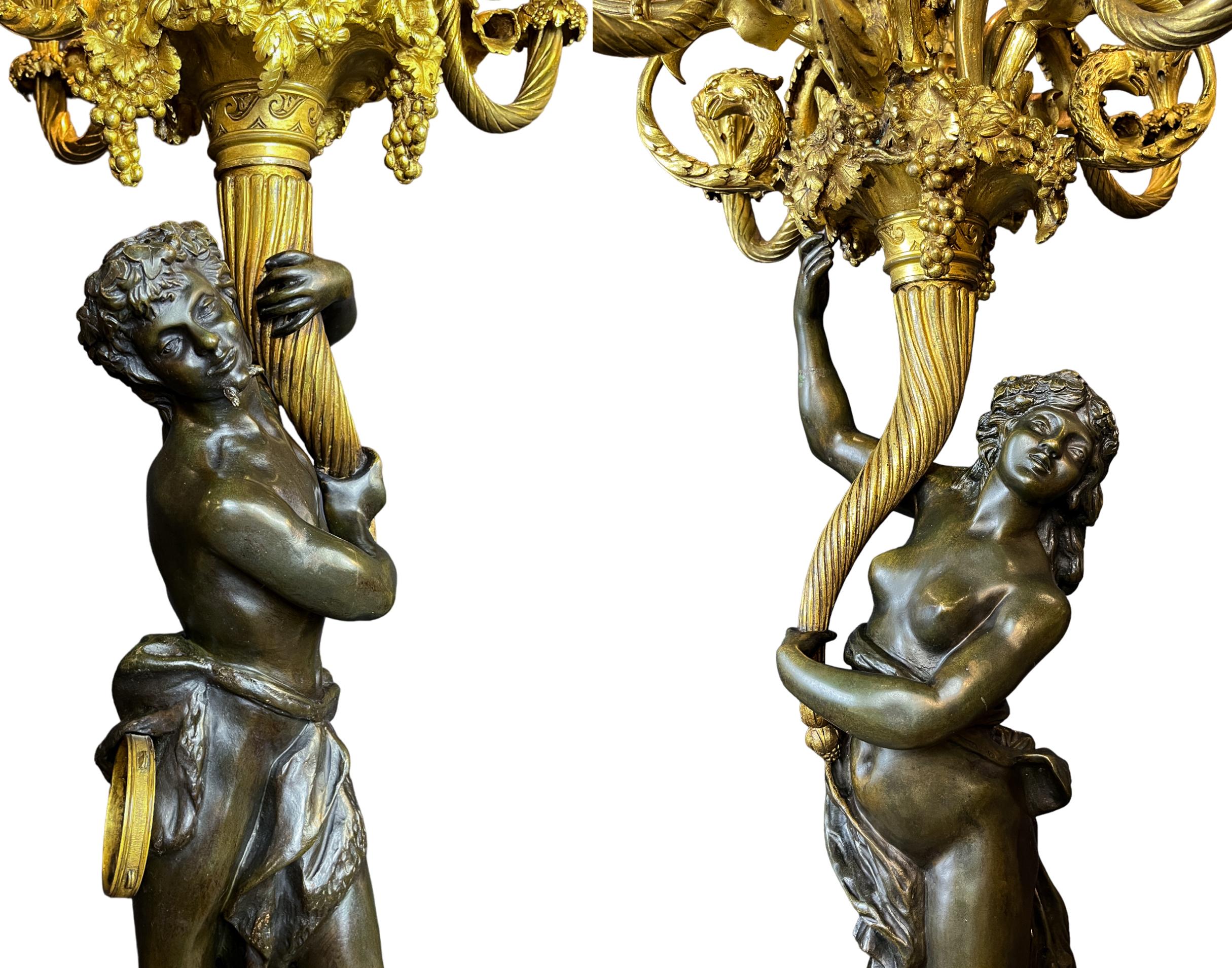 Bronzo Coppia di candelabri a nove luci con figure mitologiche in ormolu e bronzo patinato in vendita