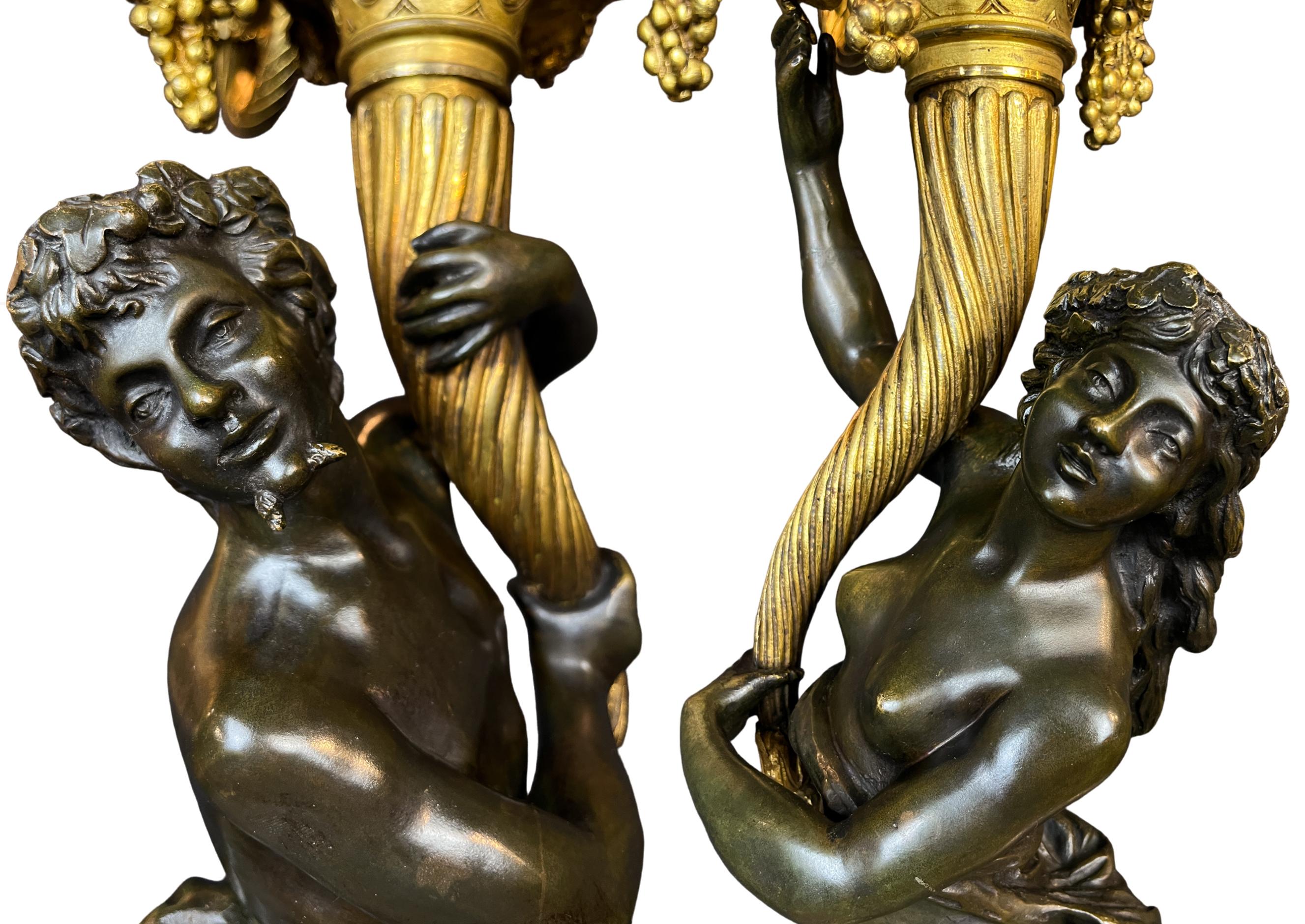 Coppia di candelabri a nove luci con figure mitologiche in ormolu e bronzo patinato in vendita 1
