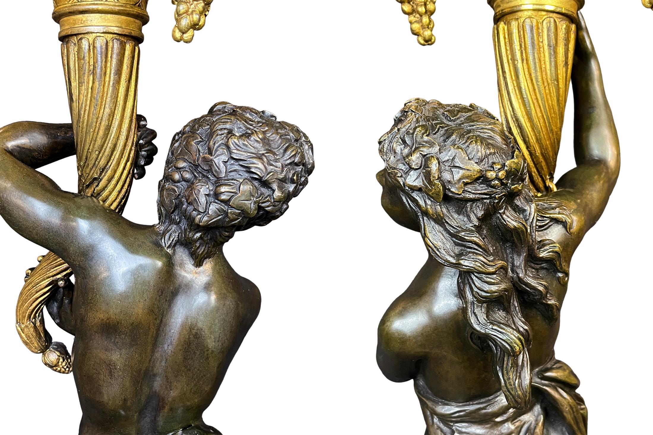 Coppia di candelabri a nove luci con figure mitologiche in ormolu e bronzo patinato in vendita 2