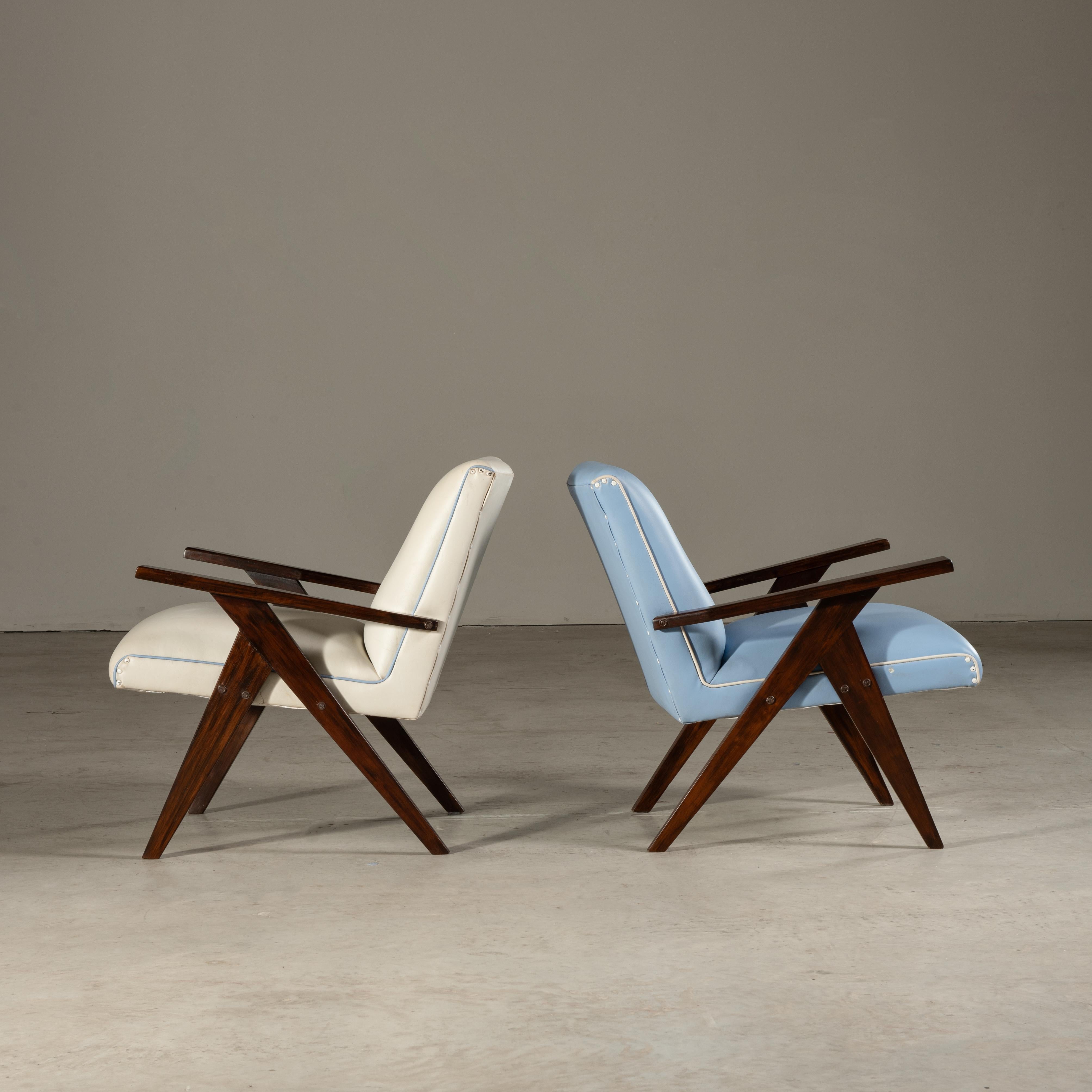 Pair of 'N' Lounge Chairs, by Zanine Caldas, Brazilian Mid-Century Modern In Good Condition For Sale In Sao Paulo, SP