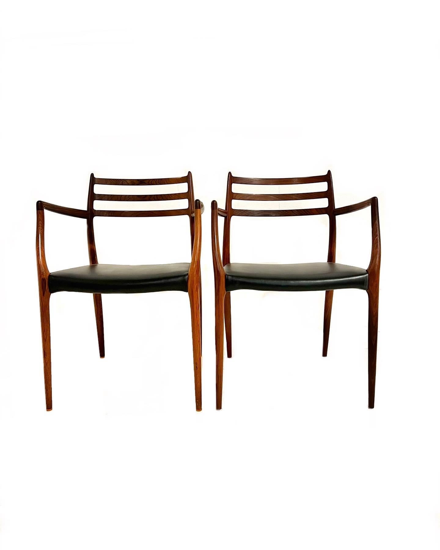 Niels Otto Møller, -Paar Sessel aus Palisanderholz, Modell 62, für J. L. Møller, Entwurf 1962. Diese wurden mit schwarzem Anilinleder neu gepolstert. Ein schwer zu findender Sessel, bei dem die organischen Linien und Kurven und das dünne Holz ein