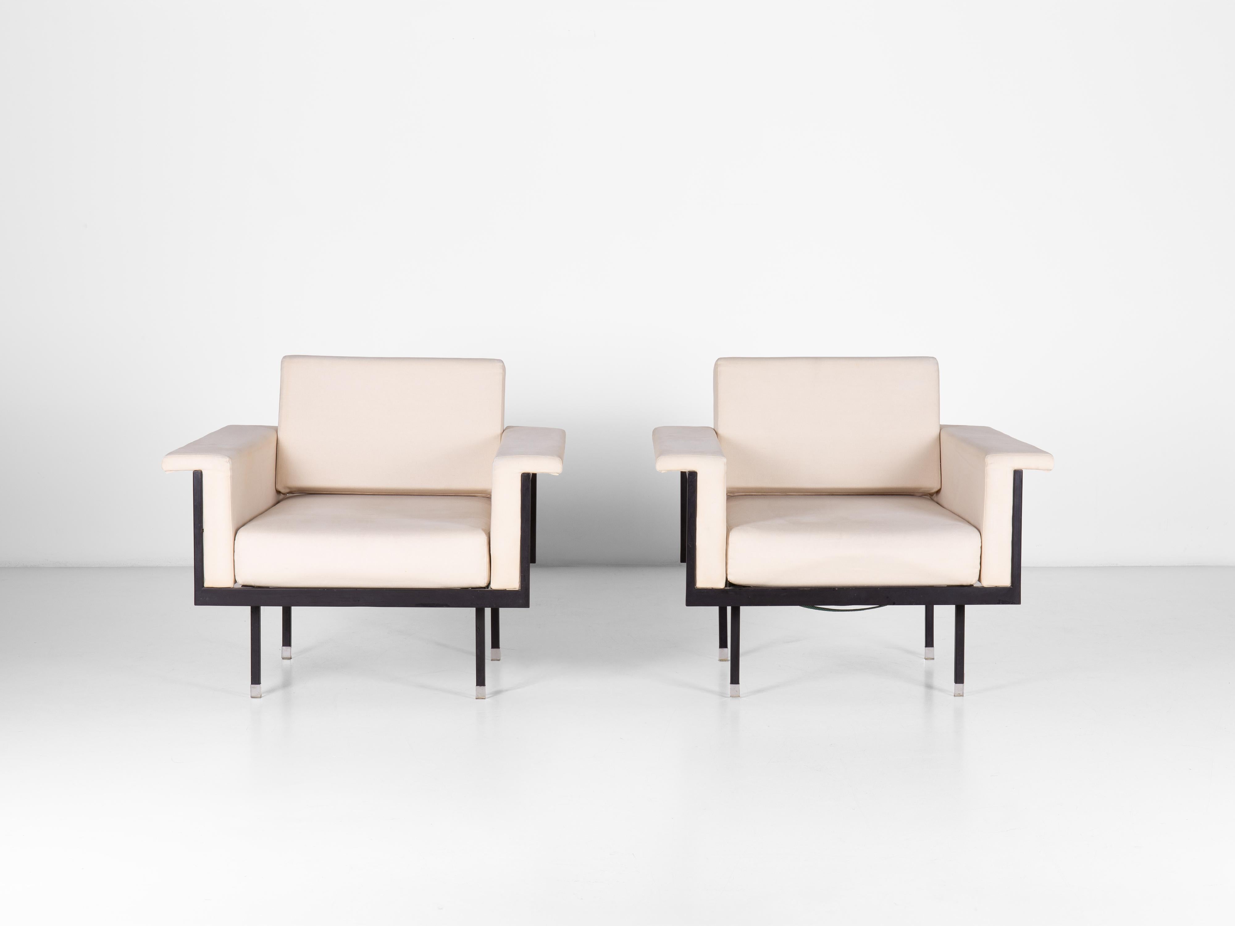 Paire de fauteuils Naeko de Kazuhide Takahama, premier modèle fabriqué par Gavina. Structure portante en métal, padding en mousse de polyuréthane, rembourrage d'origine, bandes légèrement élastiques, embouts de pieds en fibre de verre