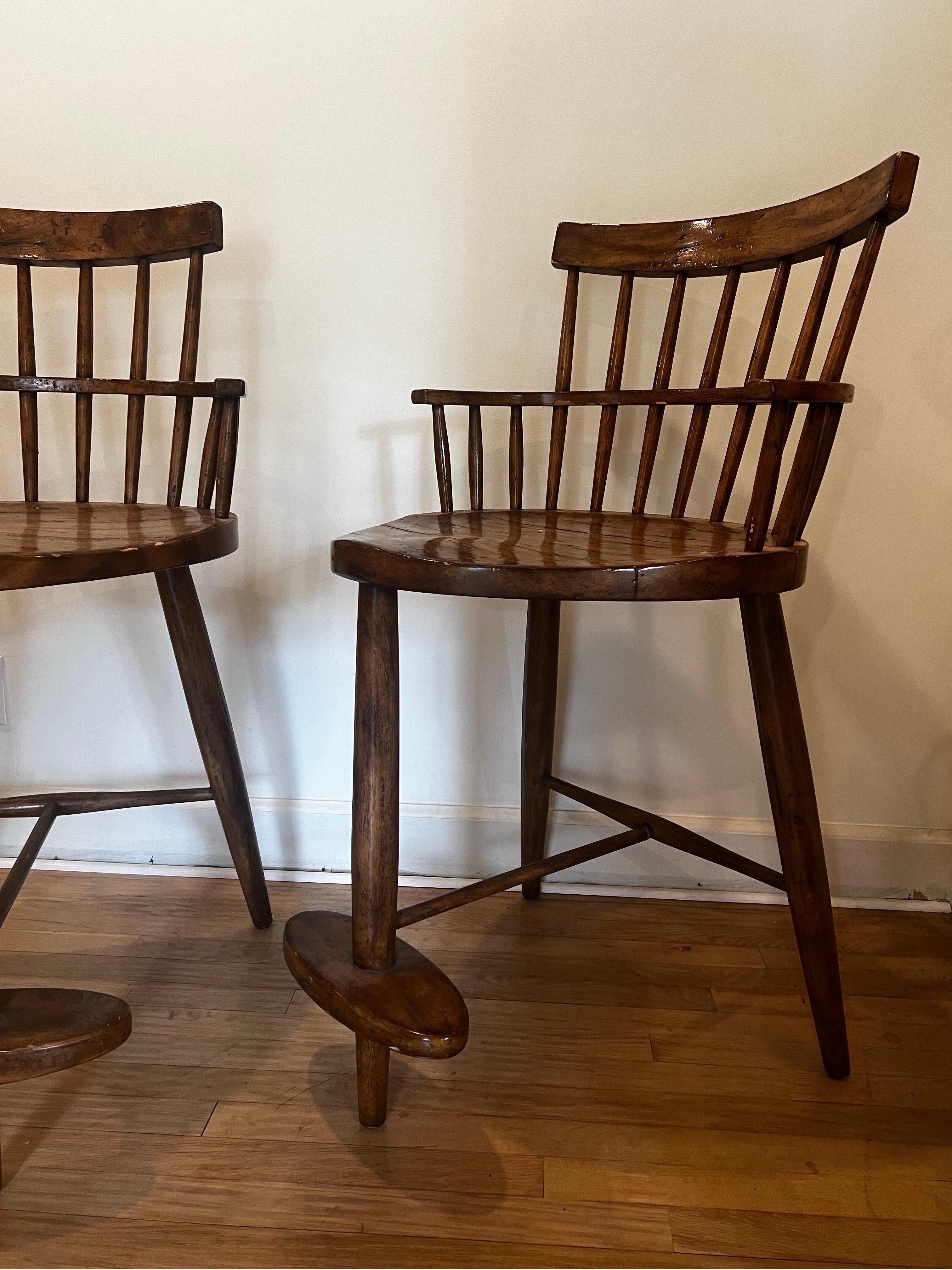 Coppia di sgabelli da banco davvero unici.   Sono nello stile degli sgabelli George Nakashima 