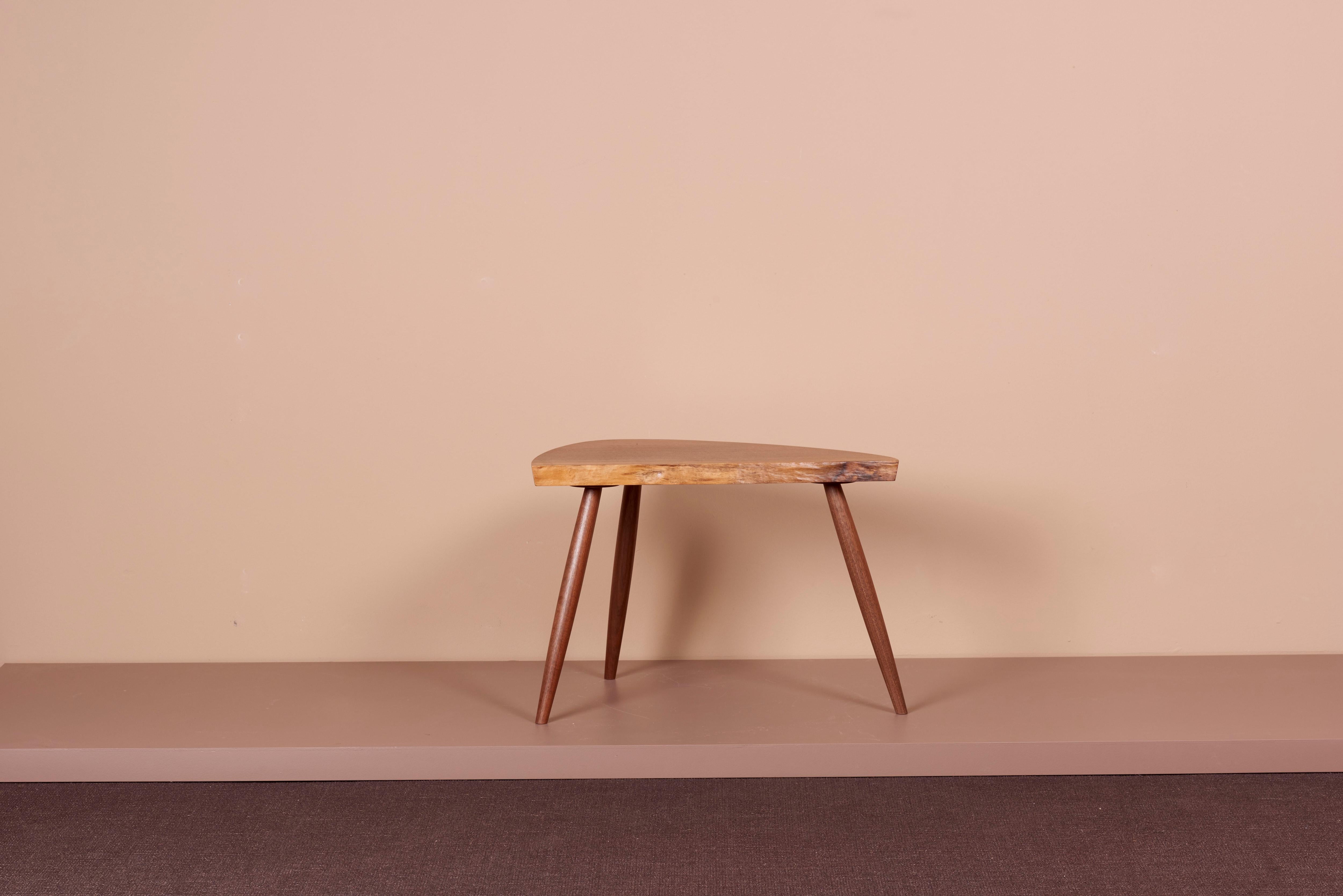Ein Paar Mira Nakashima Wepman-Beistelltische nach einem Entwurf von George Nakashima im Zustand „Neu“ im Angebot in Berlin, DE