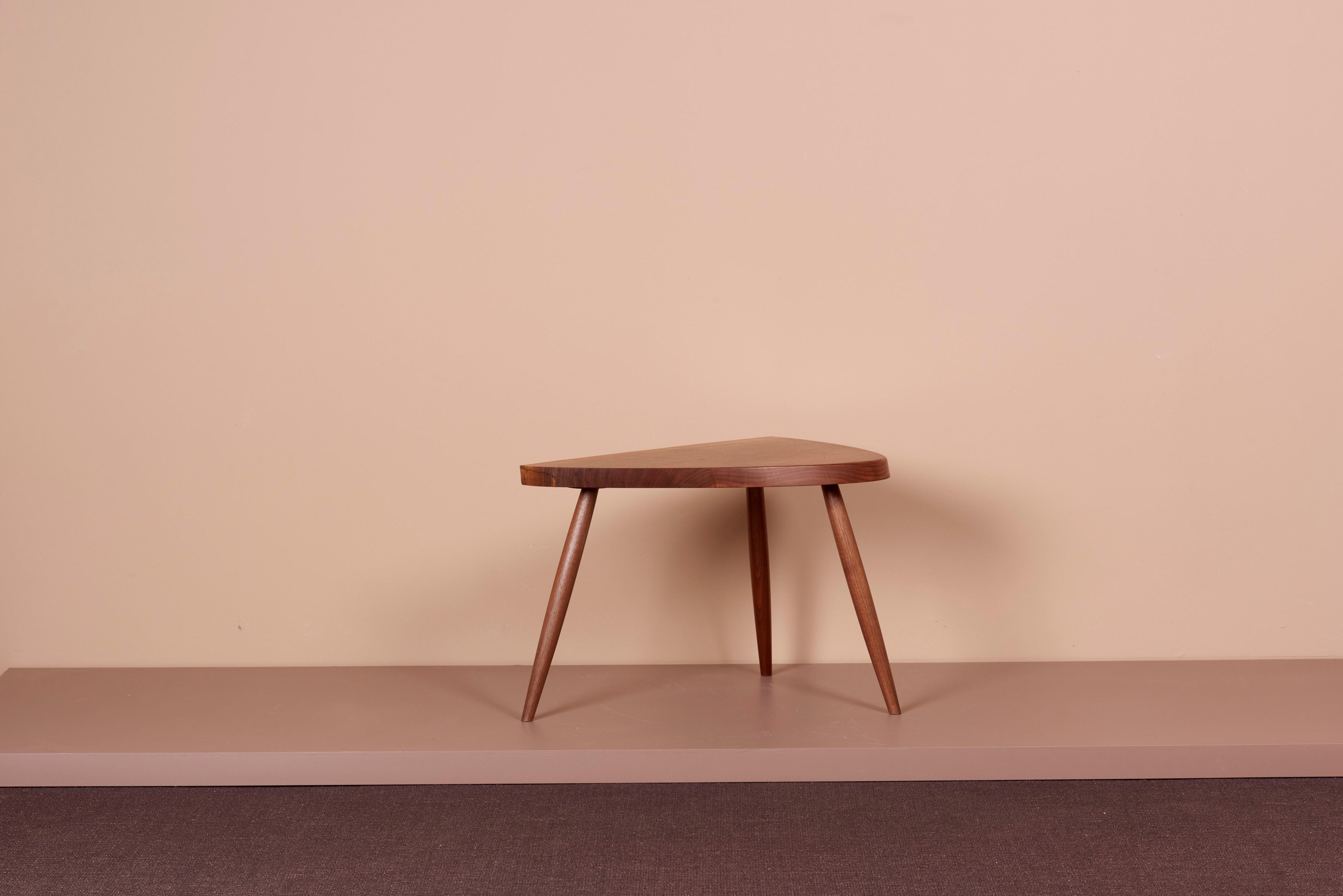 Ein Paar Mira Nakashima Wepman-Beistelltische nach einem Entwurf von George Nakashima im Angebot 1
