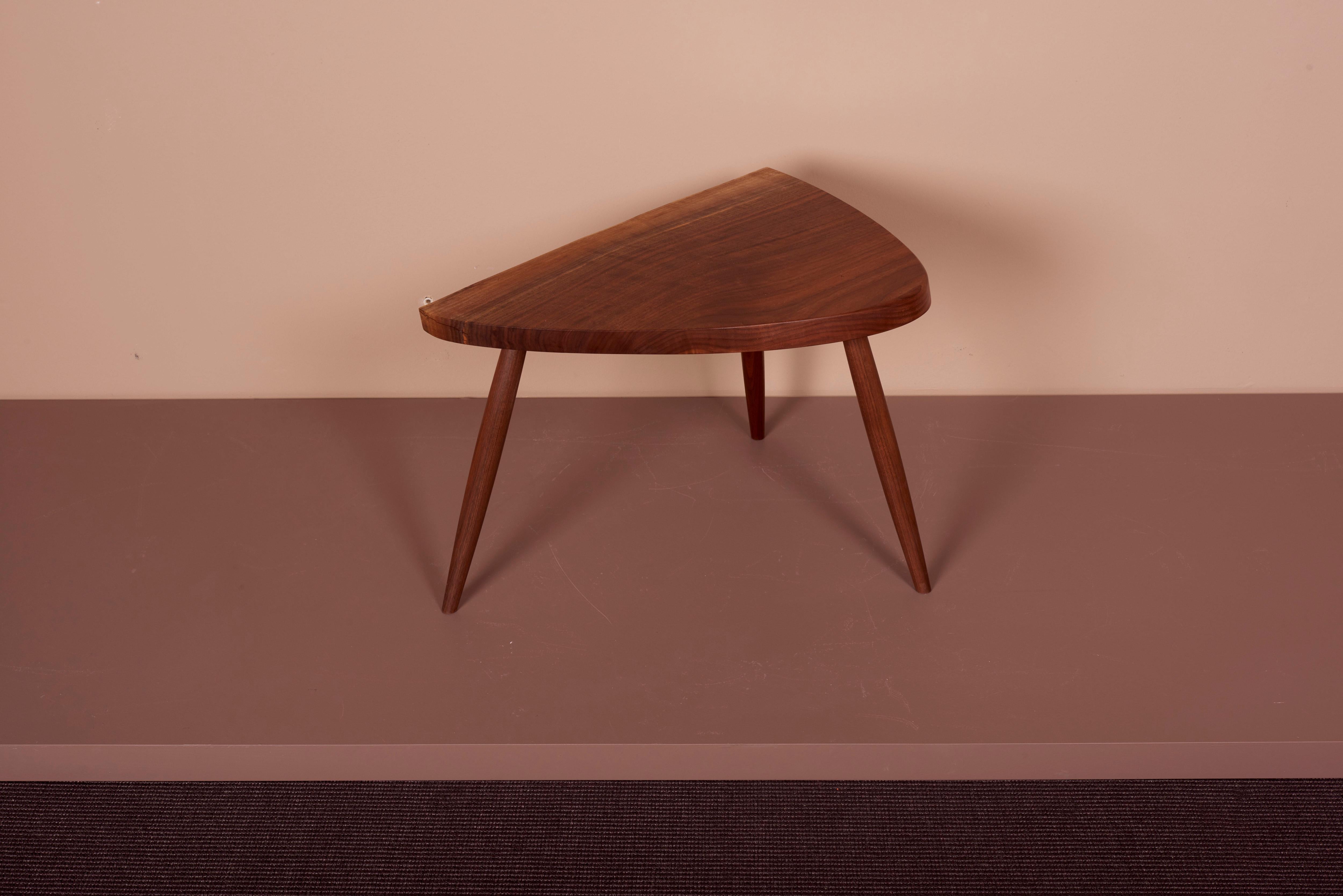 Ein Paar Mira Nakashima Wepman-Beistelltische nach einem Entwurf von George Nakashima im Angebot 2
