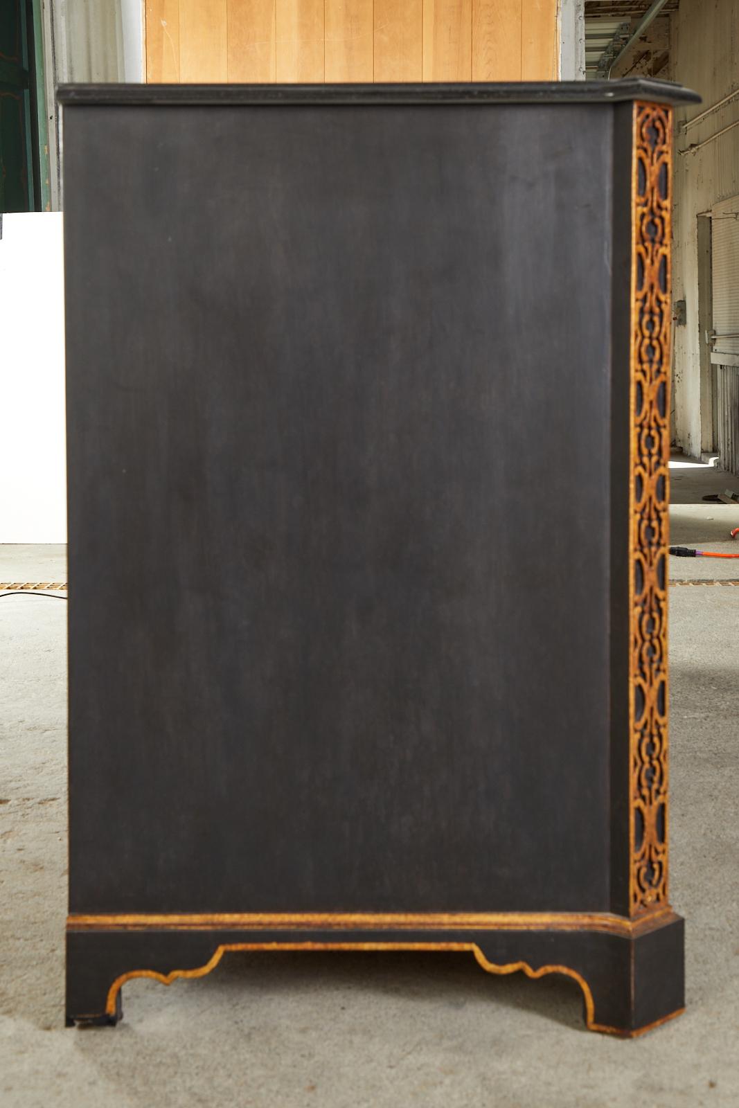 Paar Nancy Corzine Chinoiserie-Sideboard-Truhen mit Marmorplatte (Farbe) im Angebot