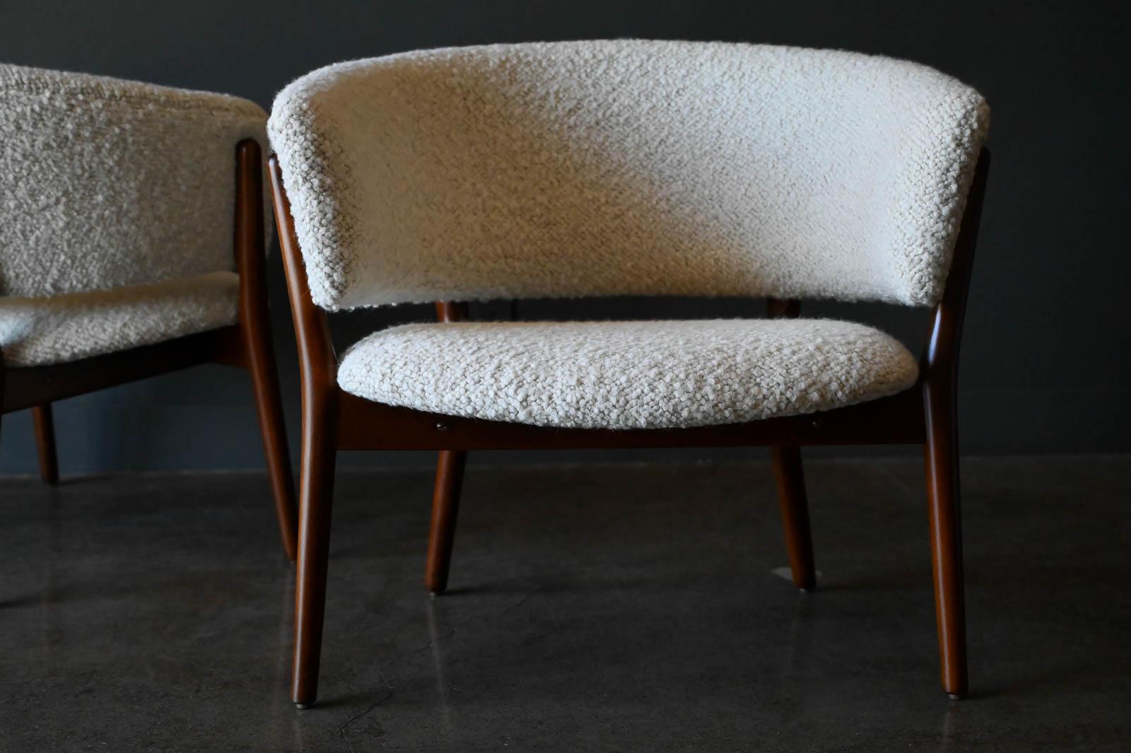 Scandinave moderne Paire de chaises longues Nanna Ditzel modèle 83 en laine bouclée Pierre Frey, 1952 en vente