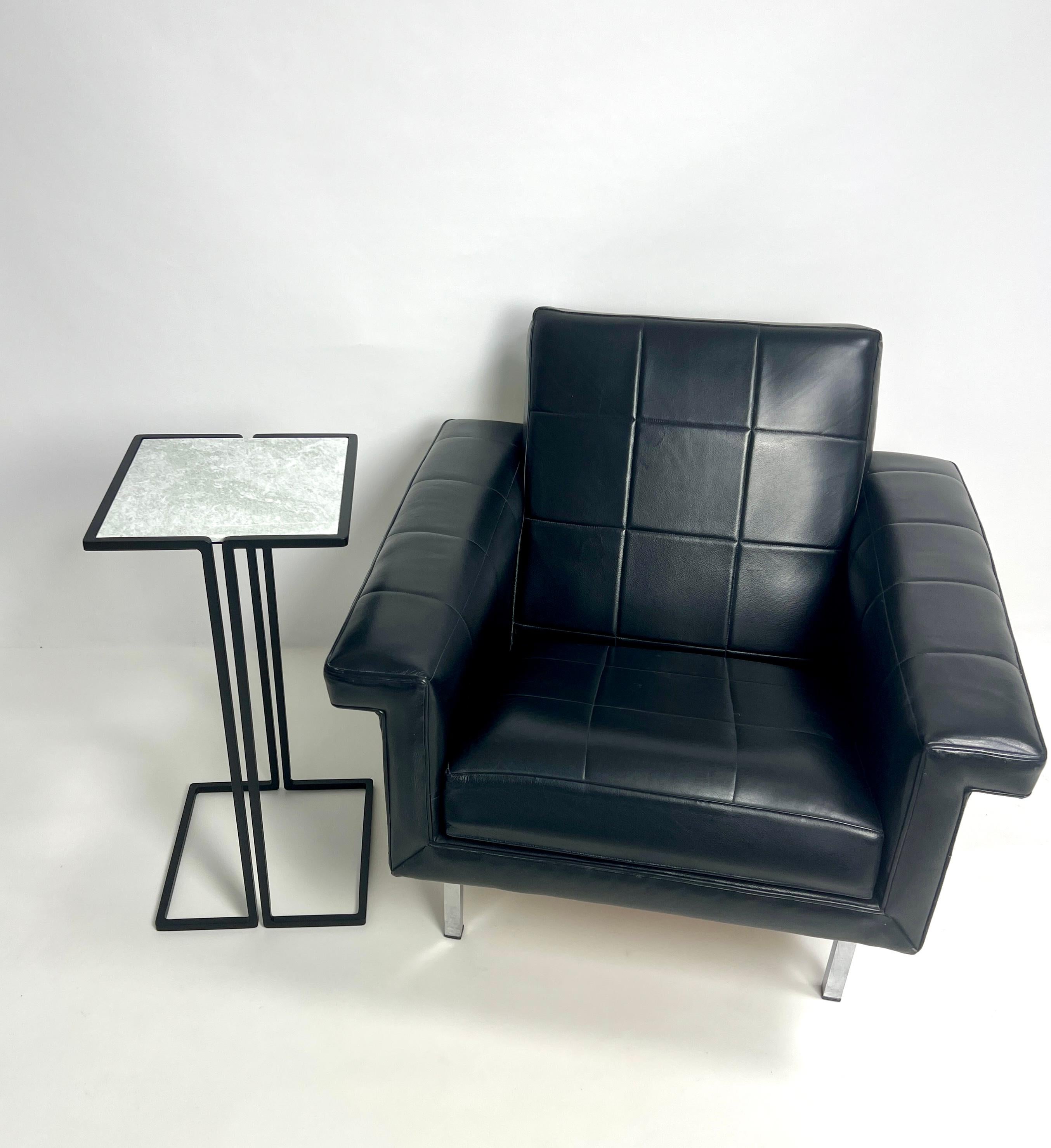 La table d'appoint Nantes est une pièce minimaliste magnifiquement conçue avec des cadres en acier patiné en métal gun et des plateaux en marbre corné jade satiné. Sa taille compacte le rend très polyvalent, idéal pour les cocktails, les ordinateurs