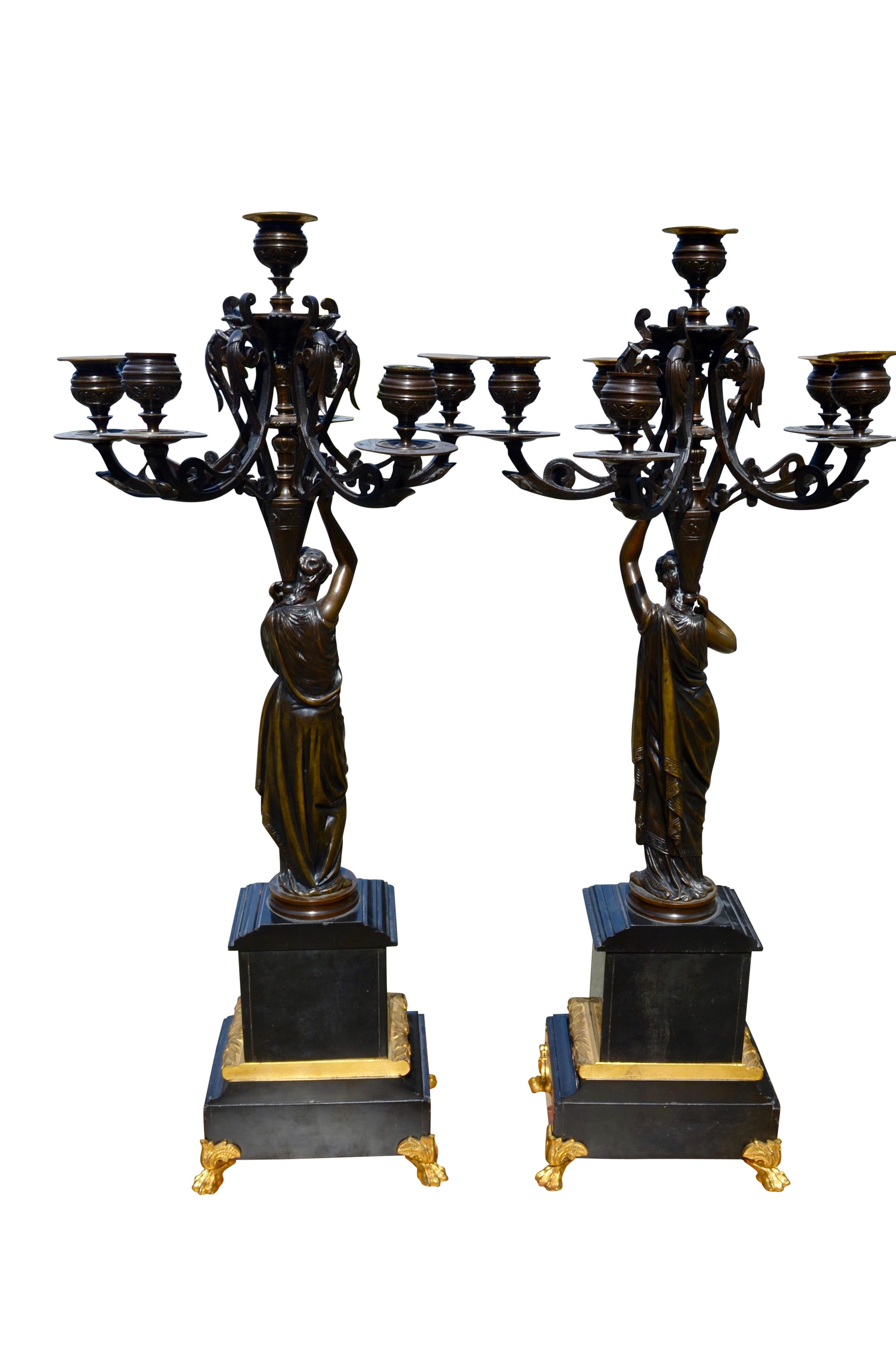 Paar figurale Napoleonische III.-Kandelaber aus patinierter Bronze im Angebot 3