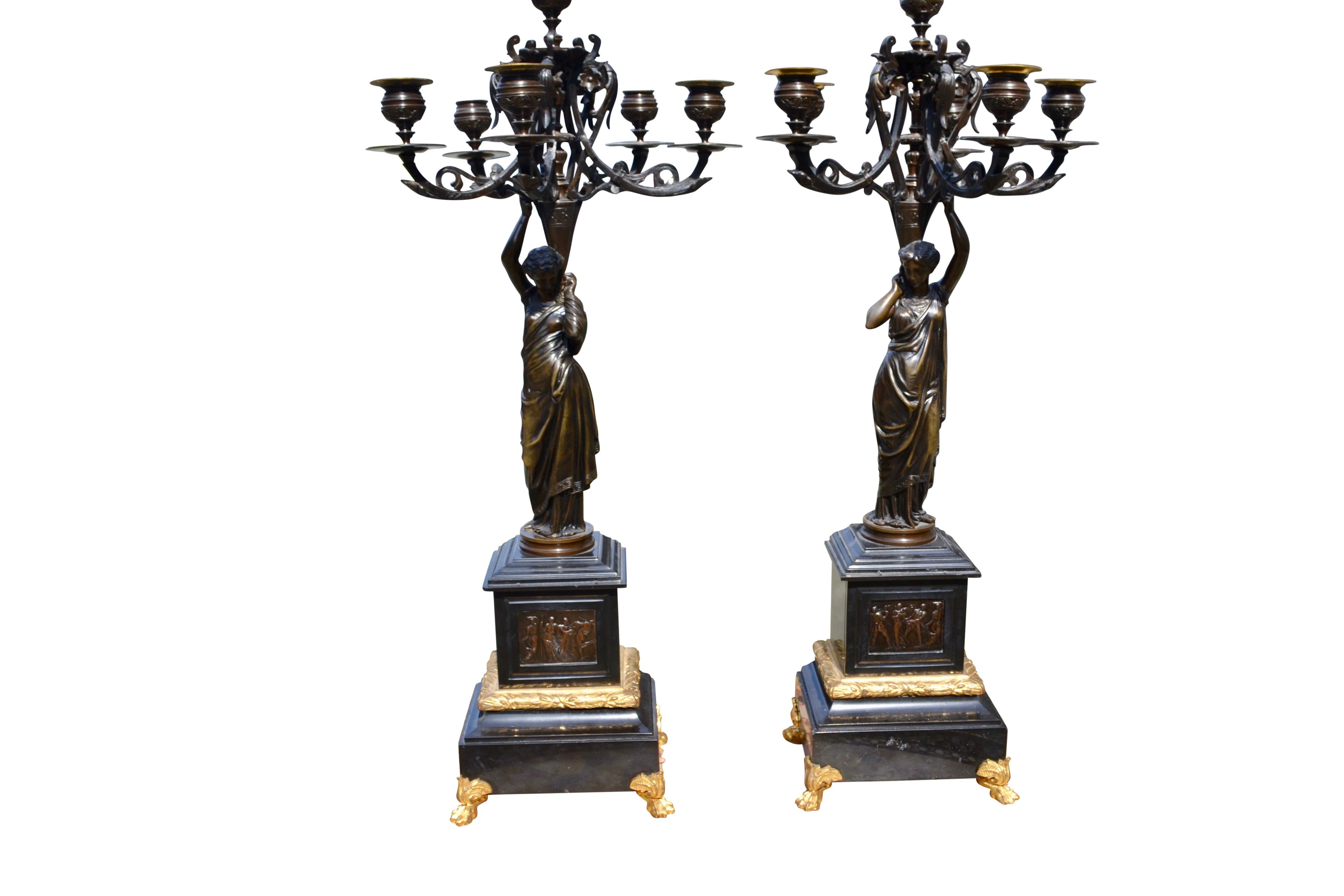 Paar figurale Napoleonische III.-Kandelaber aus patinierter Bronze im Angebot 6