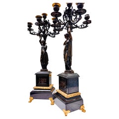 Paar figurale Napoleonische III.-Kandelaber aus patinierter Bronze