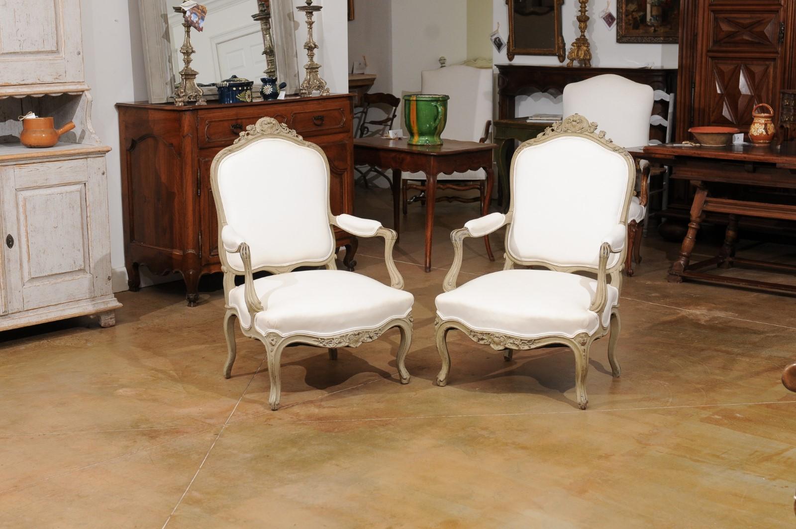 Pair of Napoléon III 1850s Painted and Upholstered Armchairs with Carved Flowers For Sale 3