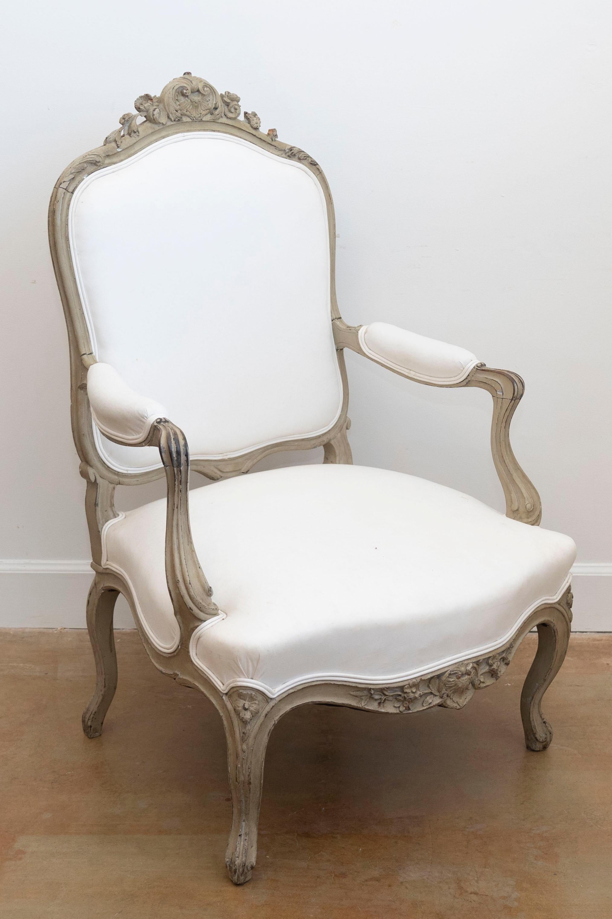 Français Paire de fauteuils peints et tapissés à fleurs sculptées, datant des années 1850, Napoléon III en vente