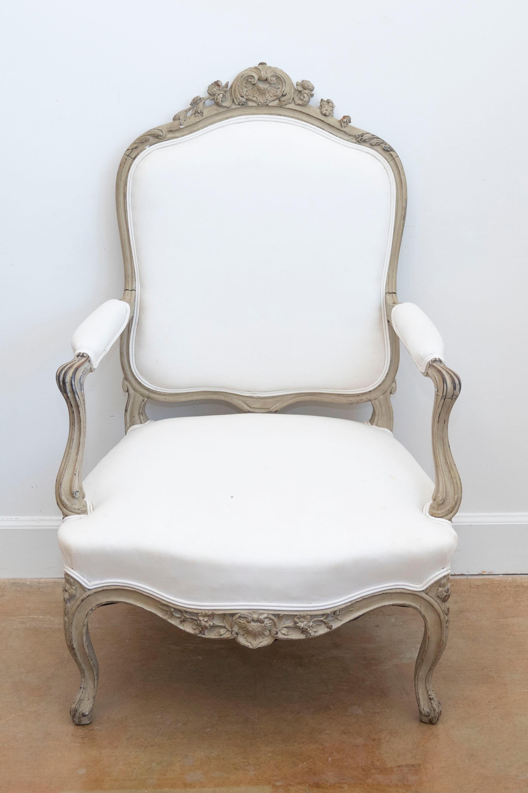 Sculpté Paire de fauteuils peints et tapissés à fleurs sculptées, datant des années 1850, Napoléon III en vente