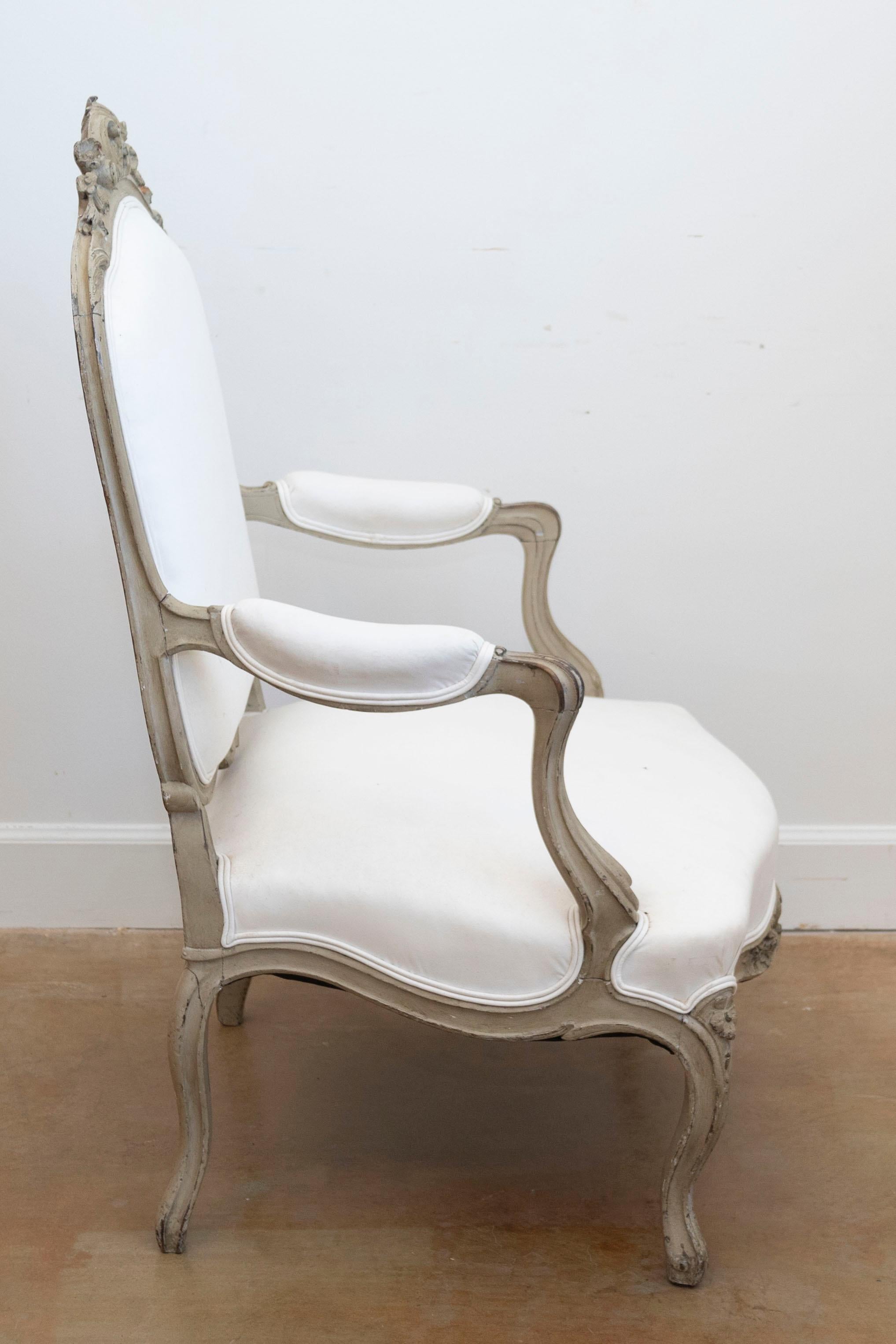 Paire de fauteuils peints et tapissés à fleurs sculptées, datant des années 1850, Napoléon III Bon état - En vente à Atlanta, GA