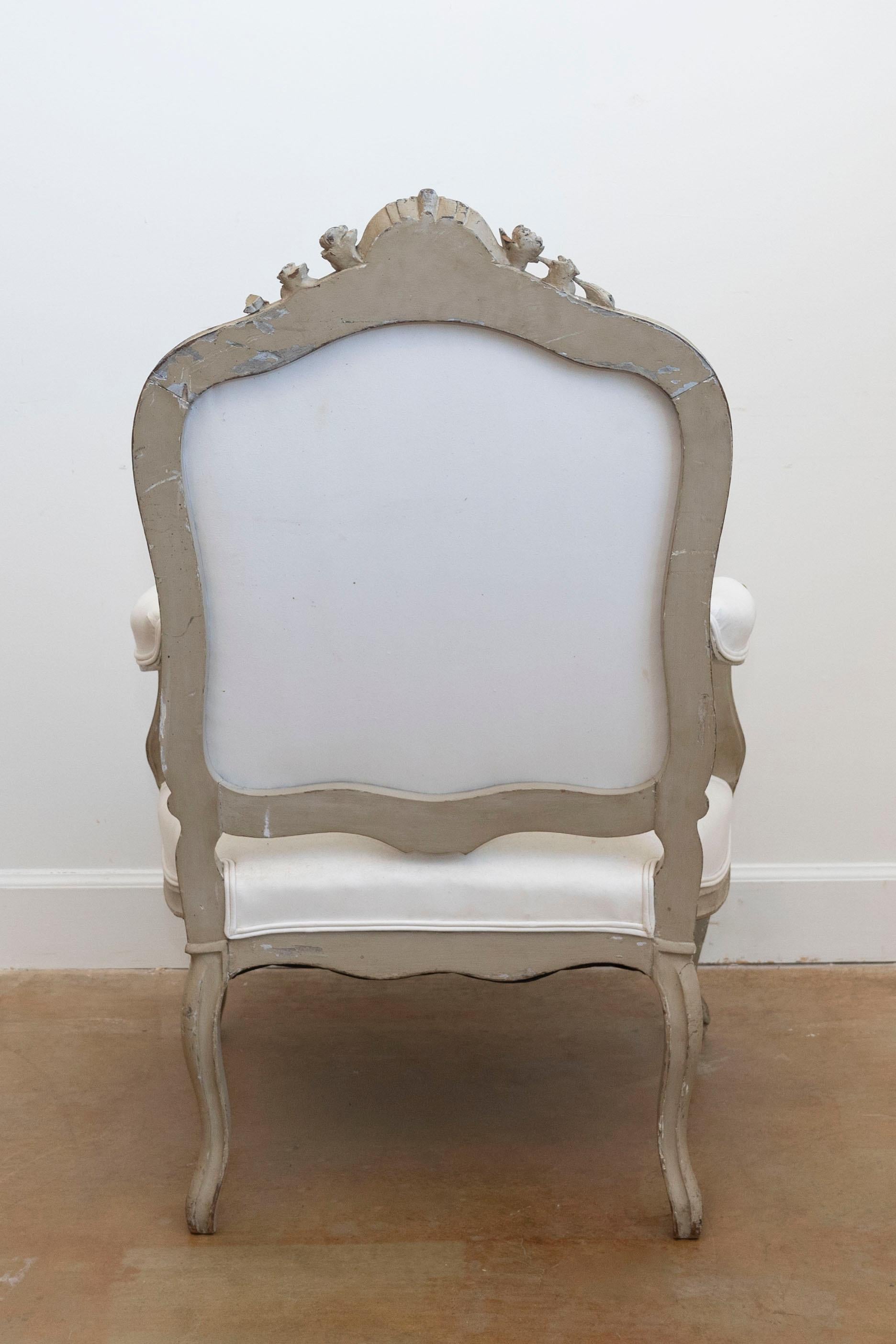 XIXe siècle Paire de fauteuils peints et tapissés à fleurs sculptées, datant des années 1850, Napoléon III en vente