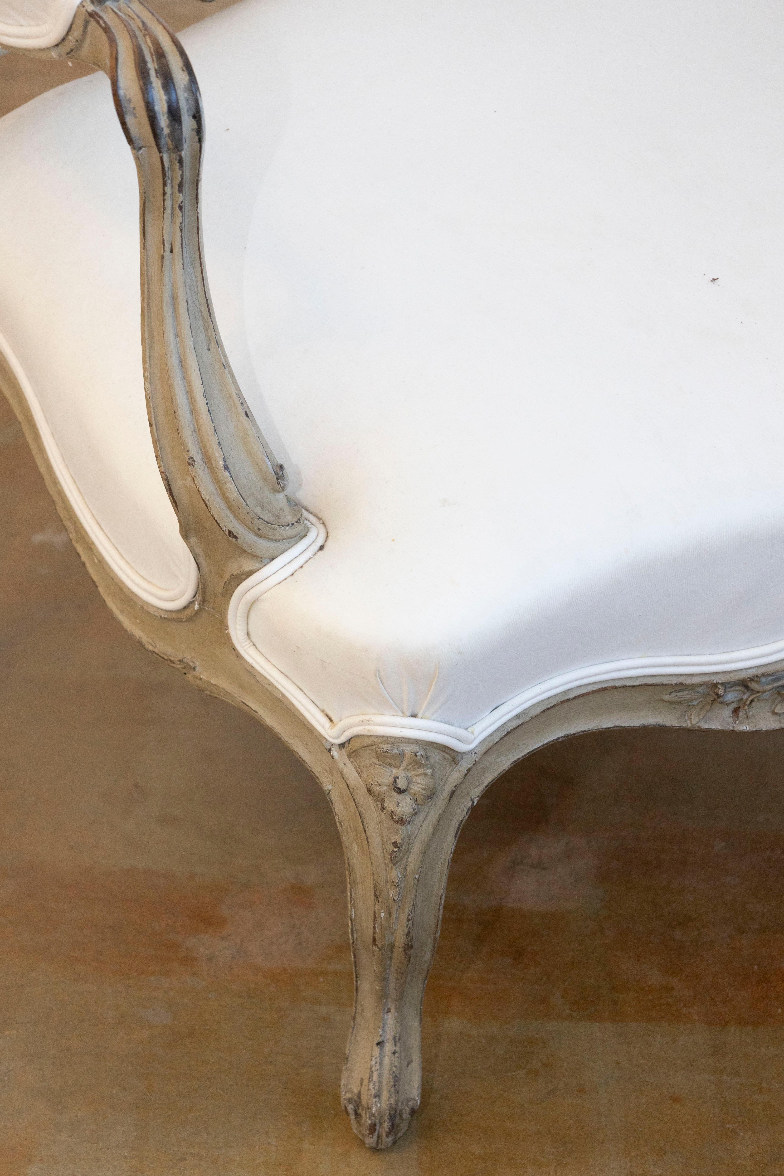 Tissu d'ameublement Paire de fauteuils peints et tapissés à fleurs sculptées, datant des années 1850, Napoléon III en vente