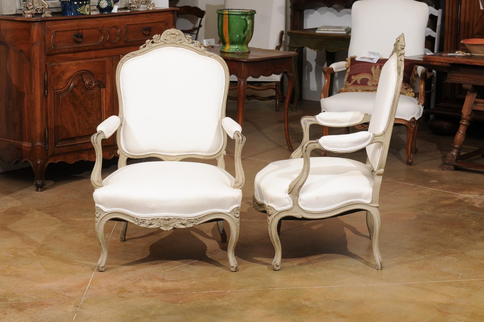 Pair of Napoléon III 1850s Painted and Upholstered Armchairs with Carved Flowers For Sale 1
