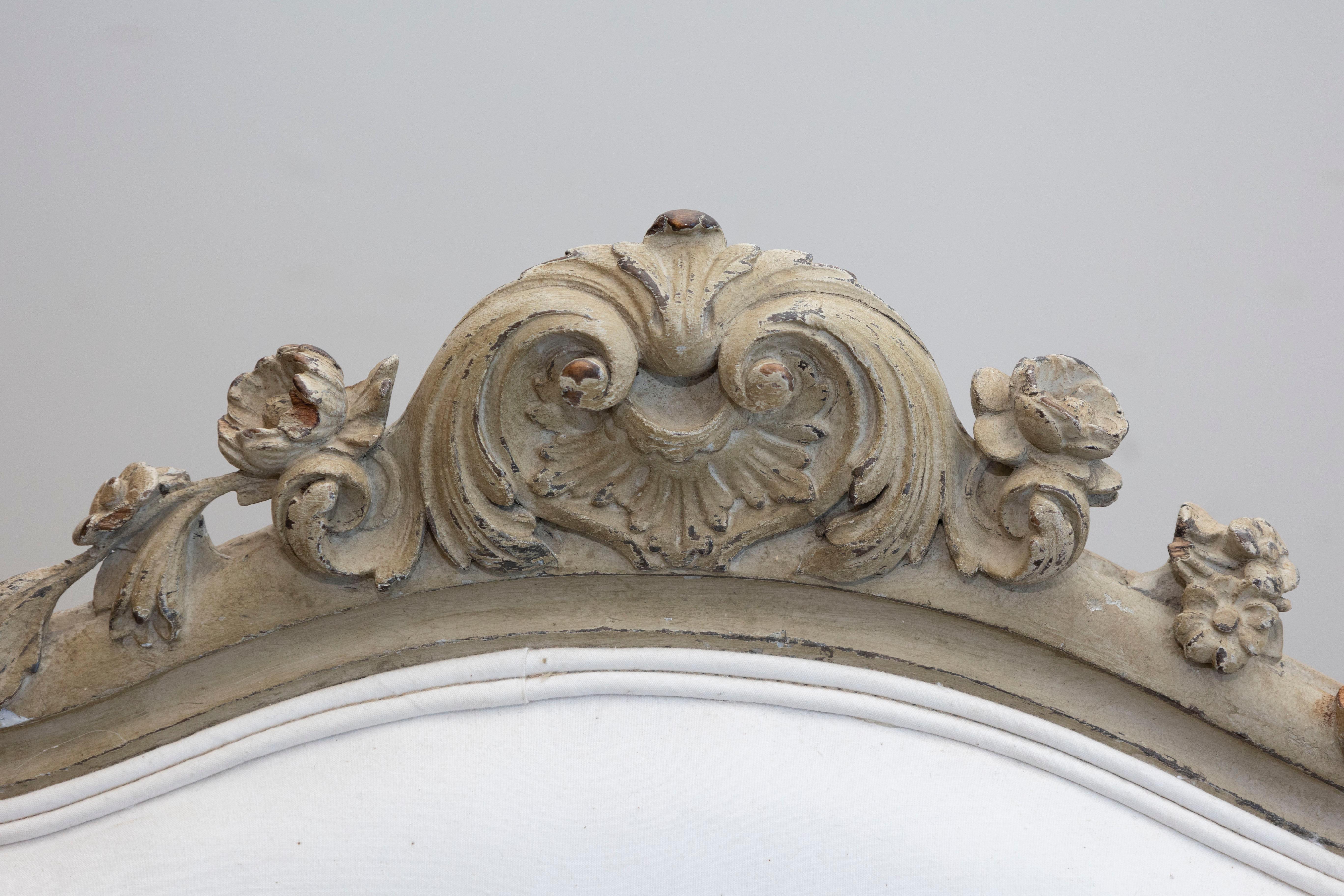 Paire de fauteuils peints et tapissés à fleurs sculptées, datant des années 1850, Napoléon III en vente 1