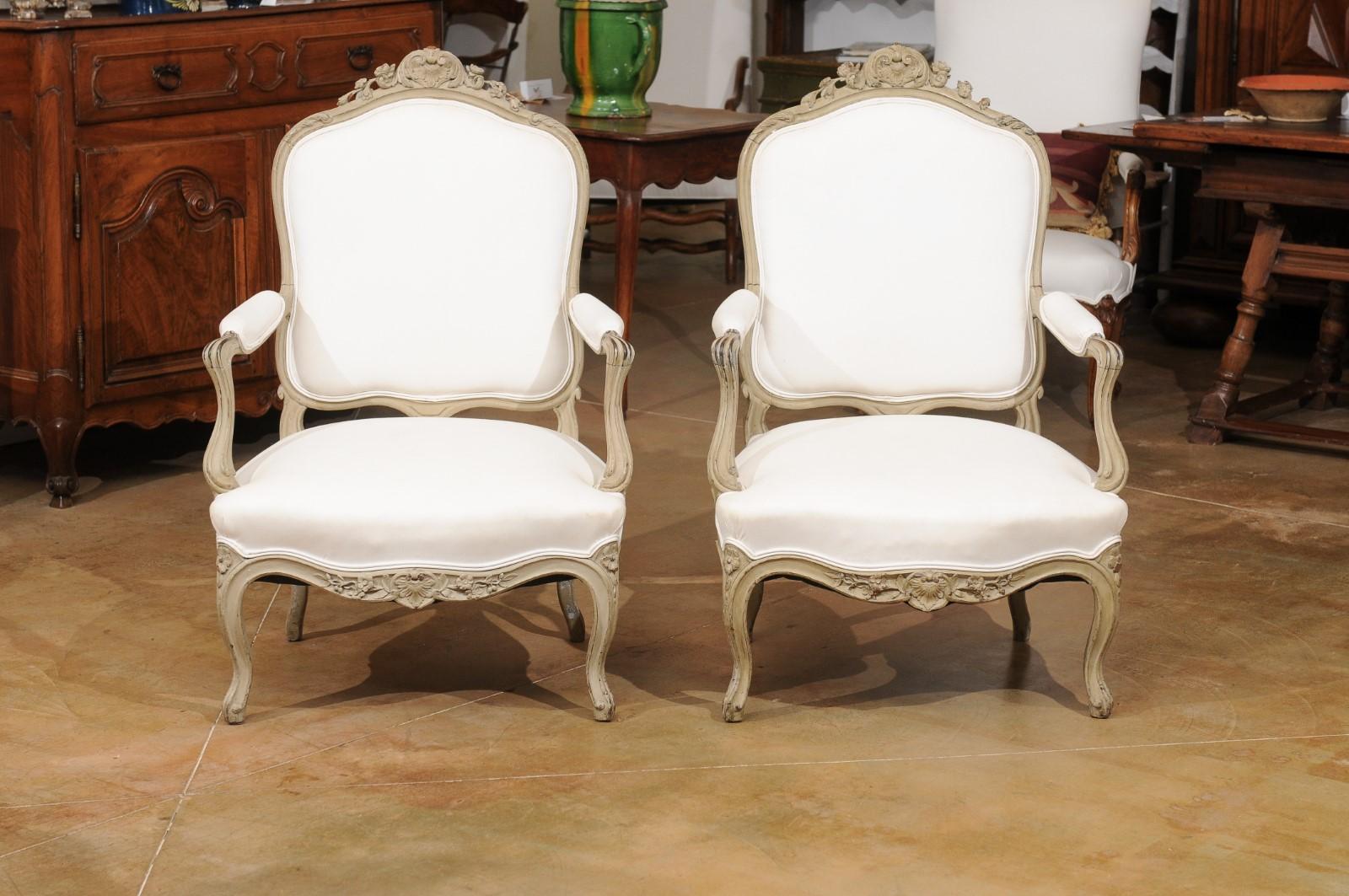 Paire de fauteuils Napolon III des années 1850 peints et tapissés avec des fleurs sculptées en vente 1