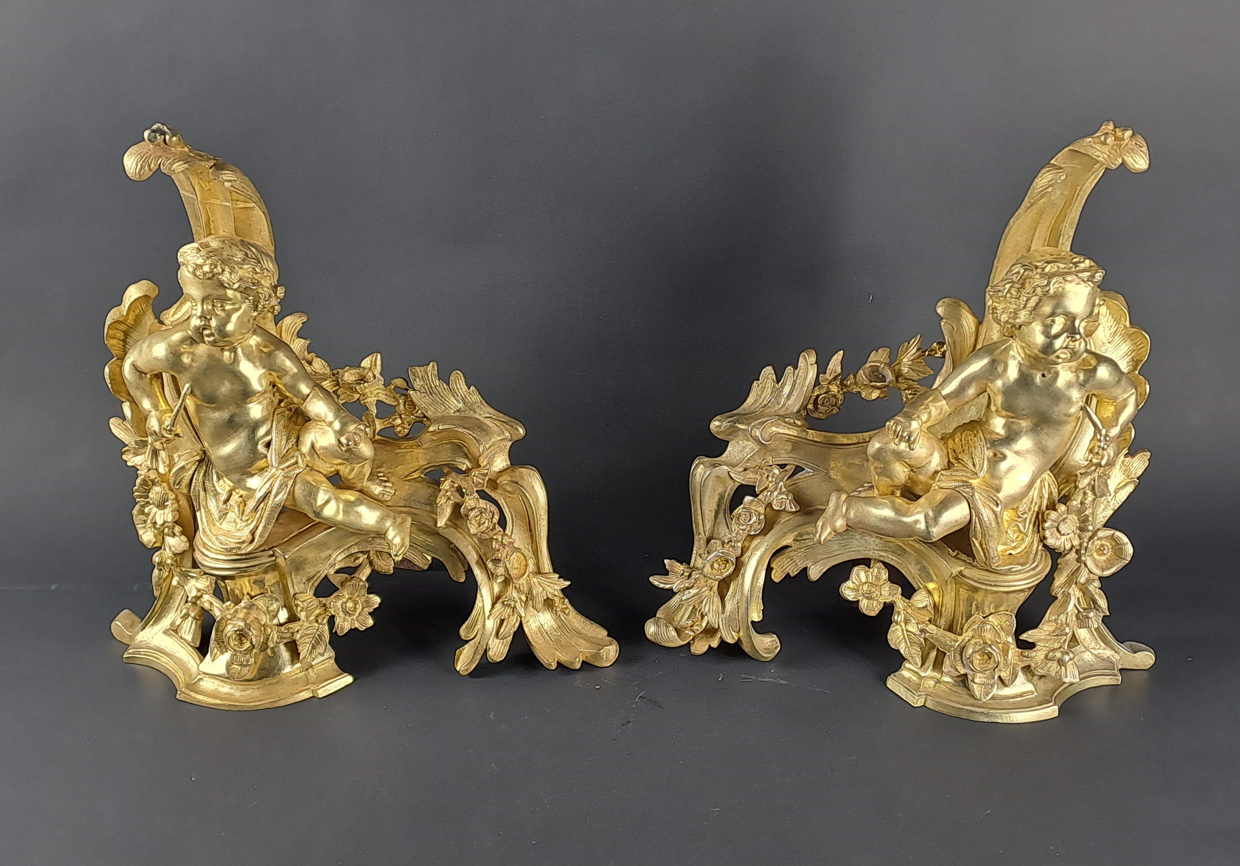 Beautiful pair of Napoleon III gilt and chiseled bronze andirons depicting putti in a rocaille decor and floral garlands.

French work CIRCA 1850.

Very good condition.