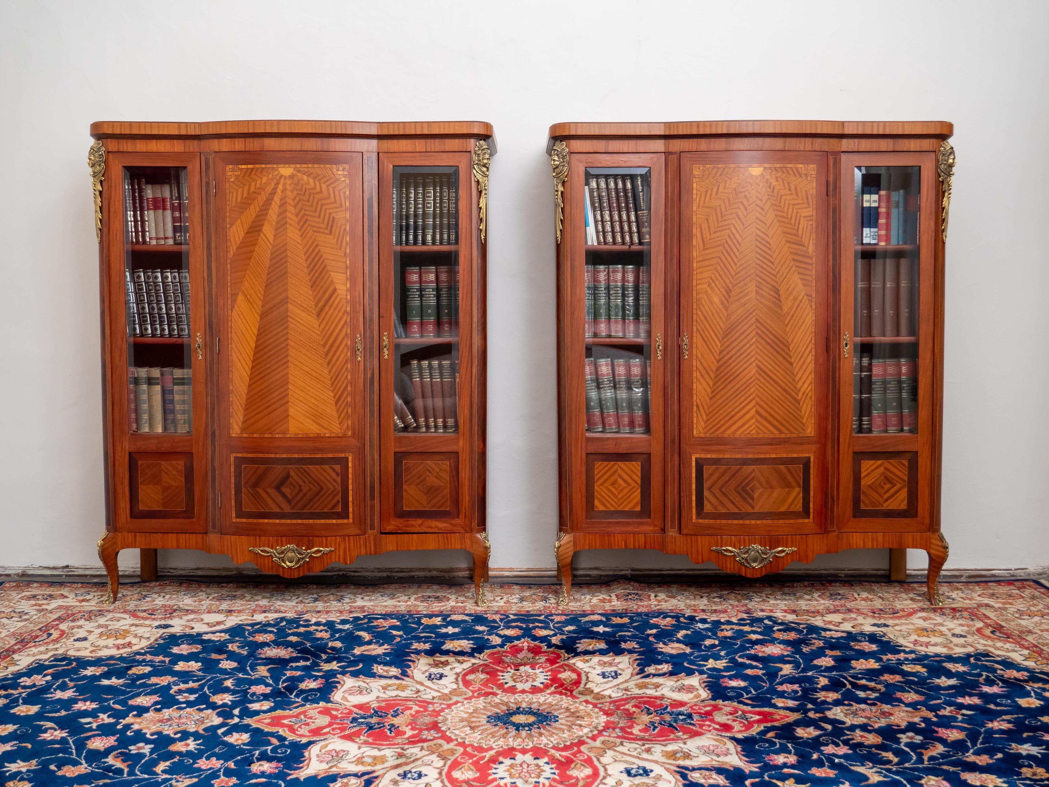 Paar antike Bücherregale Napoleon III

Luxuriöse kleinere Bücherregale mit Motiven der strahlenden Sonne. Anwendungen aus vergoldeter Bronze. Die Bücherregale sind aus Massivholz gefertigt und mit Furnier aus Palisander und Obstbäumen veredelt. Die