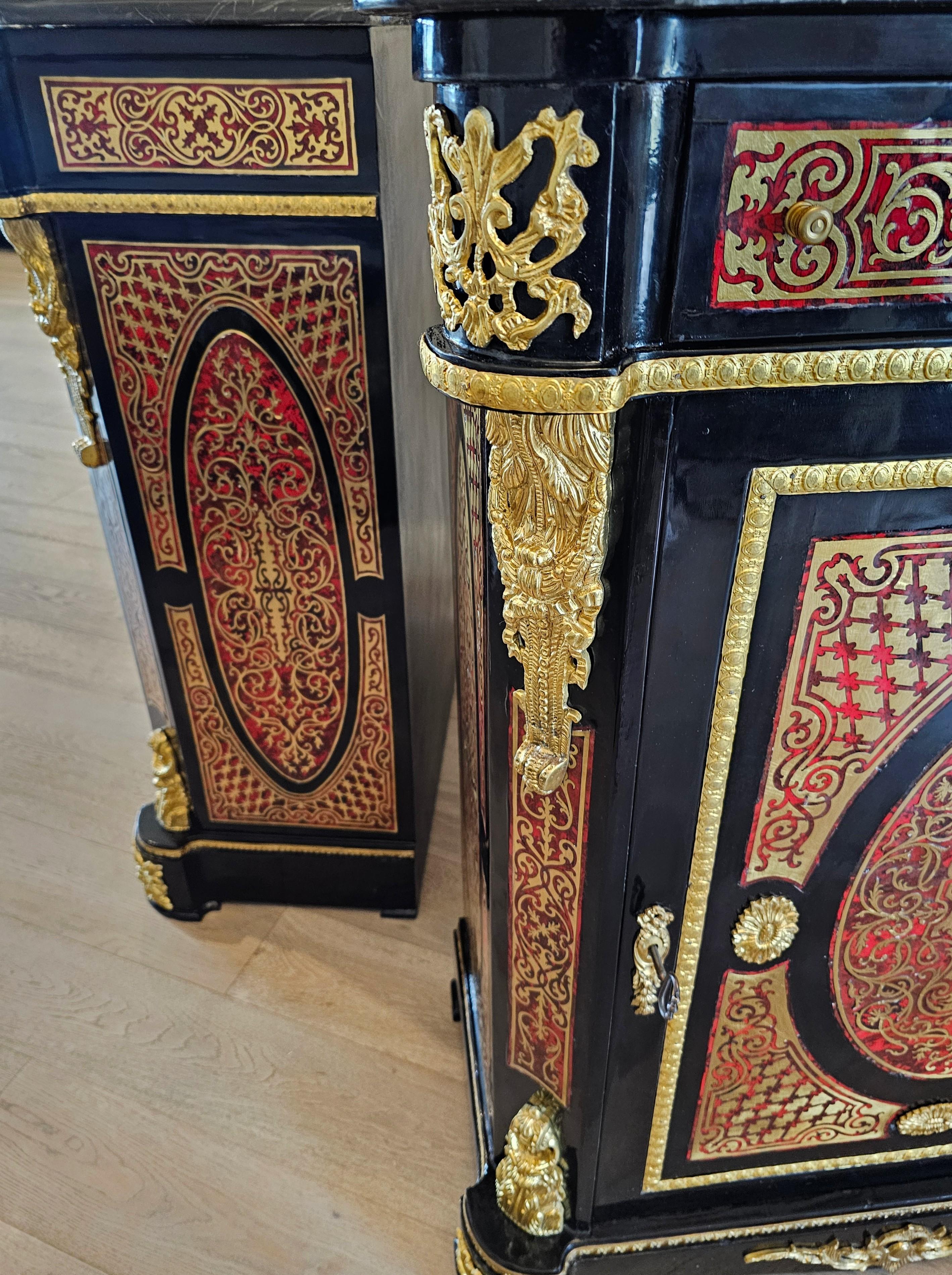 Paire d'armoires en marqueterie de laiton découpé de style Napoléon III Boulle en vente 13