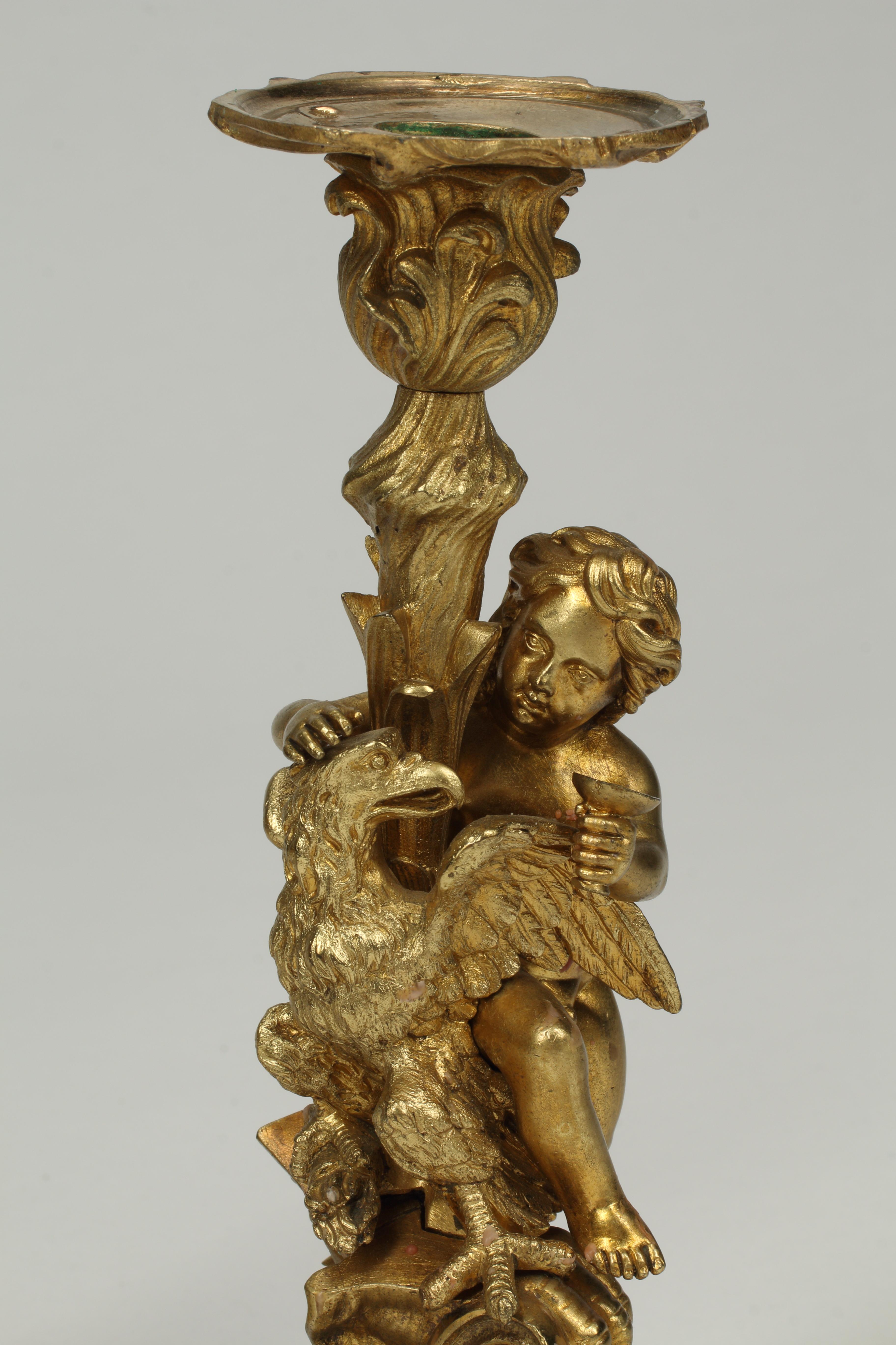 Ein charmantes Paar Französisch 19. Jahrhundert schön geschnitzt dore Bronze-Kerzenständer.
Bronzeschnitzereien von zwei Engelsfiguren von Kindern, die einen Kelch halten und Adler streicheln, auf Sockeln. 