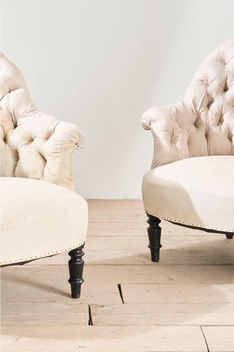 Si tratta di una coppia di sedie da vasca francesi con bottoni di altissima qualità. Design elegante e proporzioni curate. Sedie ideali per la camera da letto o come seduta occasionale in un salotto.

Misure Altezza 86cm Larghezza 79cm Profondità