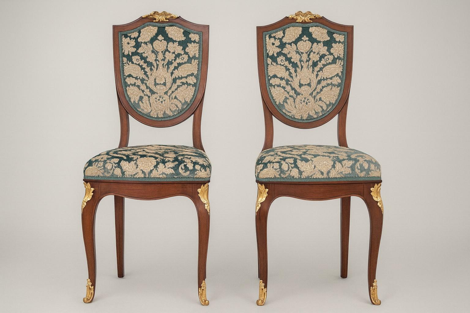 Ein Paar Stühle Napoleon III / spätes 19. Jahrhundert aus lackiertem Holz und vergoldeter Bronze. Vergoldung in ausgezeichnetem Zustand.

Einige Markierungen im Holz (Nummern), die darauf hindeuten, dass es zu einem Inventar gehörte.

Sehr robust