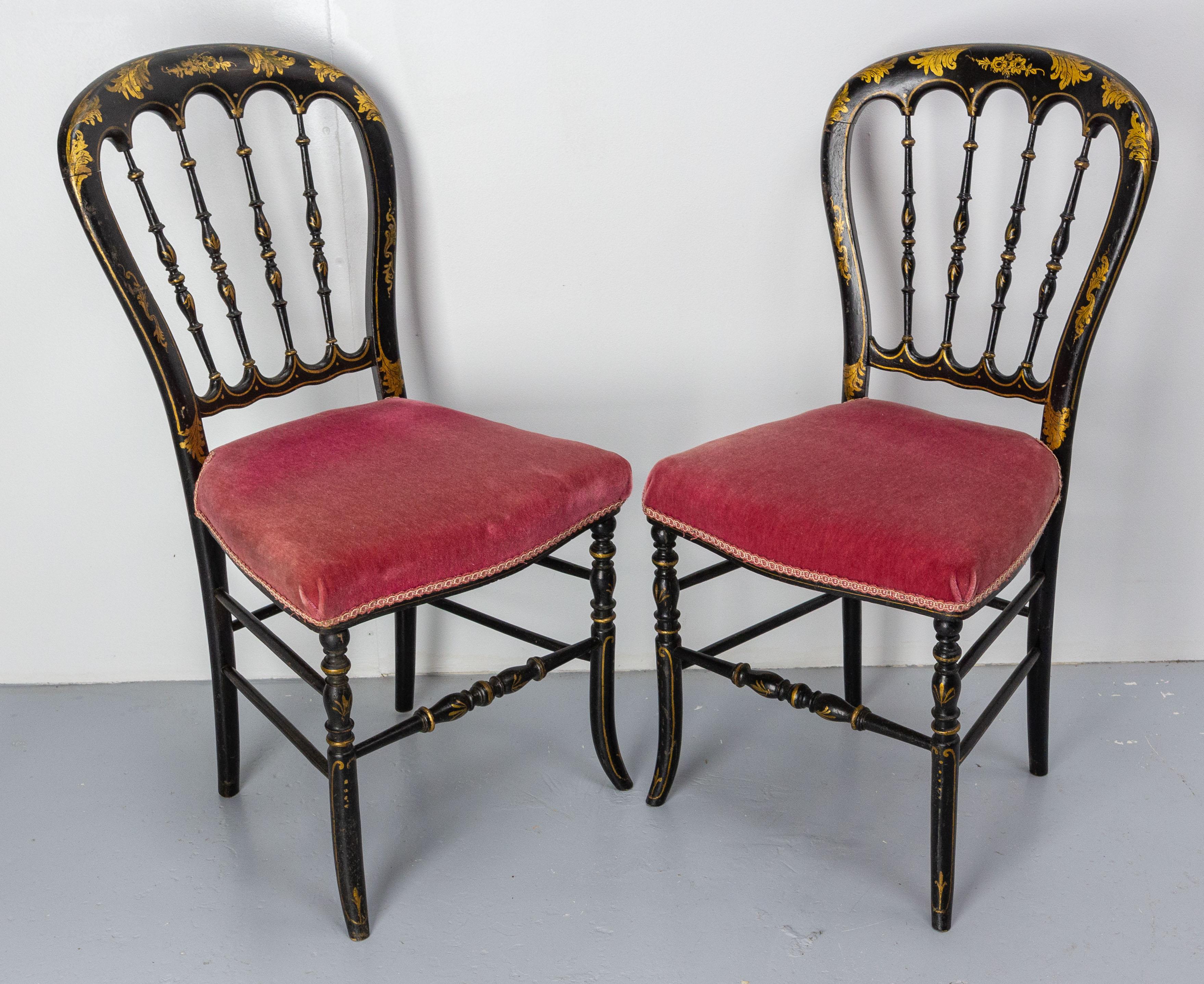 Paire française de Napoléon III, vers 1880.
Peinture noire avec motifs végétaux dorés
Antique, fin du 19e siècle.
Il peut être recouvert du tissu de votre choix pour s'adapter à votre intérieur, mais les chaises peuvent être utilisées dans leur
