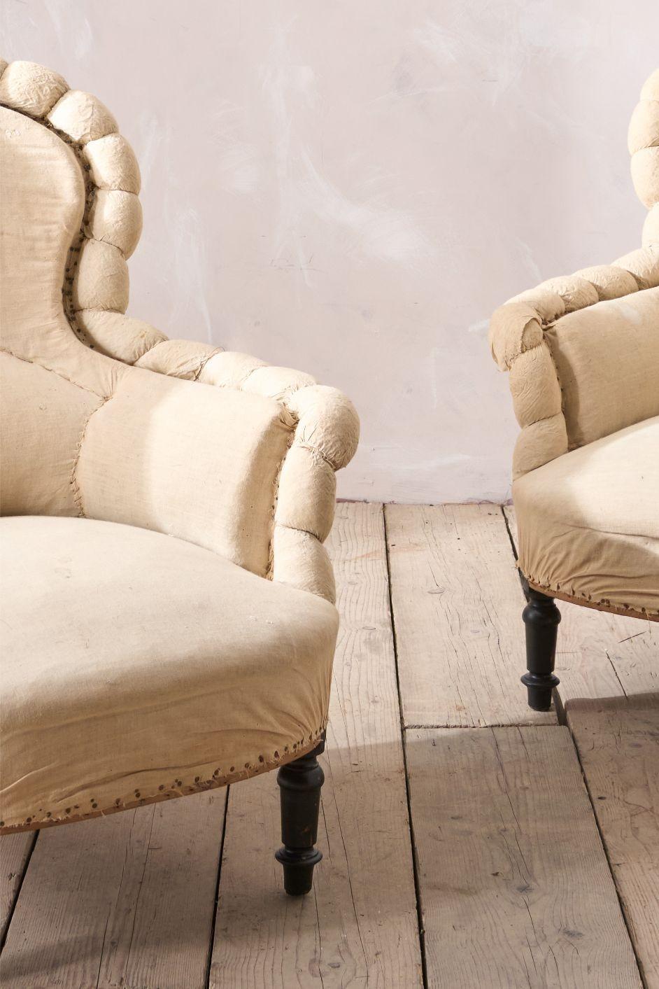 Si tratta di un'elegantissima coppia di poltrone francesi Napoleone III. Il design ha una forma classica, con il bordo arricciato a crosta di pane, che si presta a essere rivestito in modo favoloso. Anche le sedie sono ben proporzionate.

Misure
