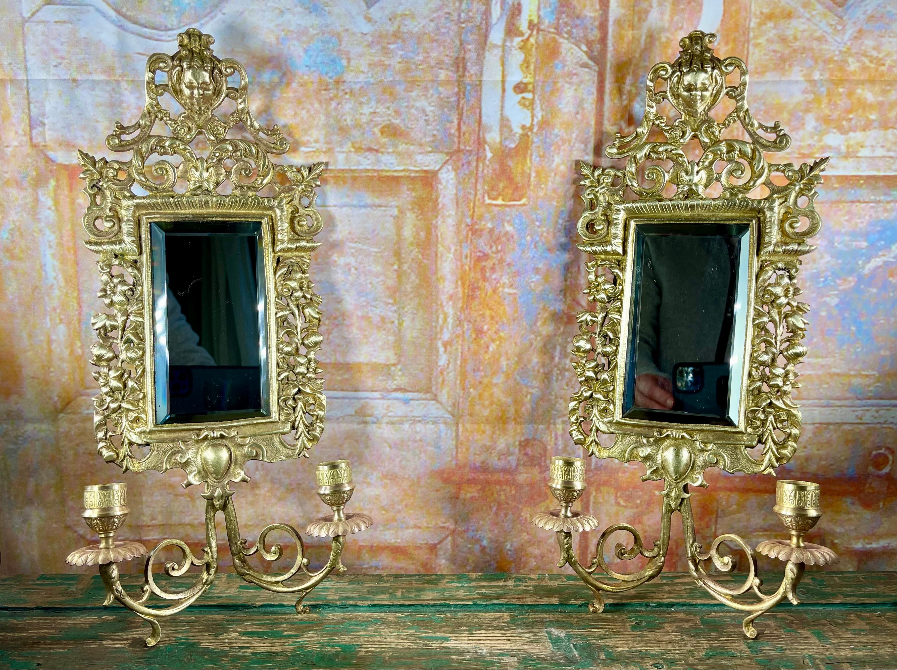 Un'eccezionale coppia di doppie applique Napoleone III del XIX secolo realizzate in bronzo dorato finemente cesellato. Questi eleganti pezzi sono caratterizzati da piastre a specchio smussate, splendidamente incorniciate da dettagli intricati, tra