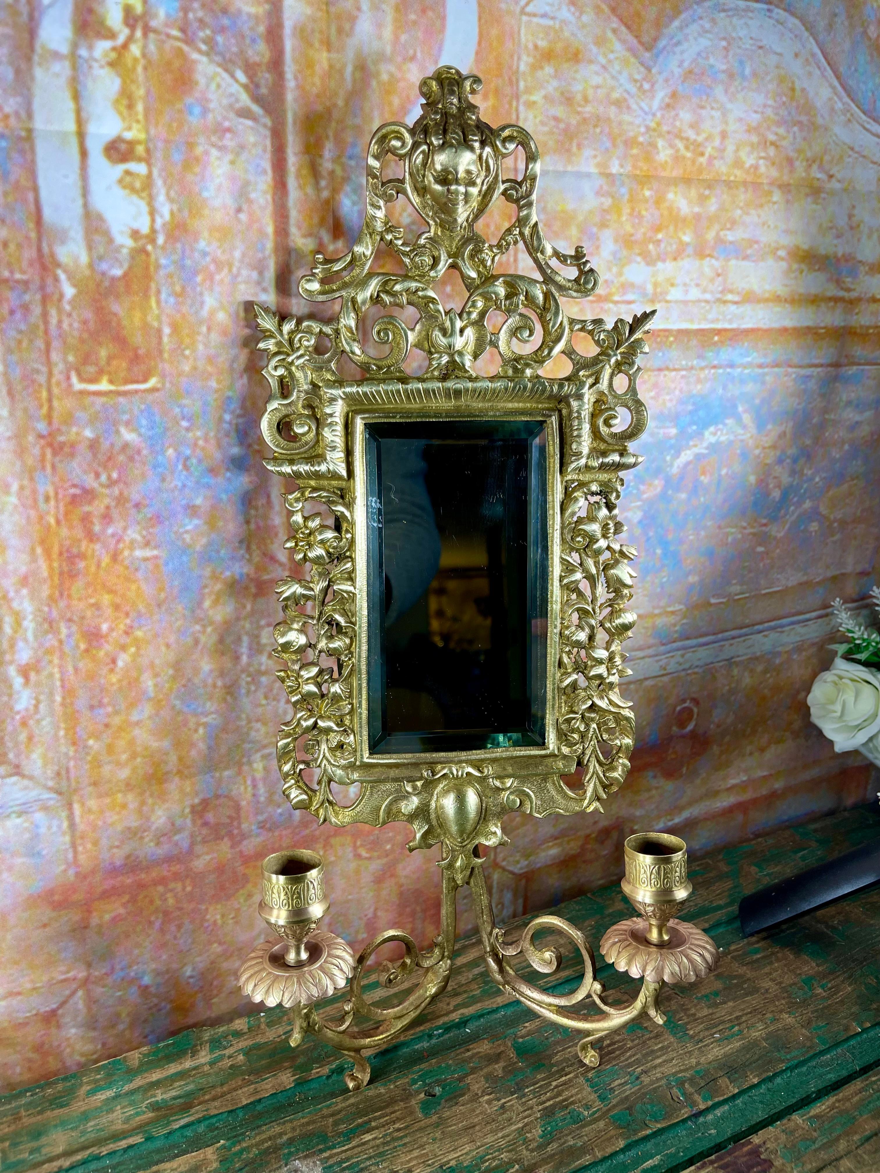 Francese Coppia di scensori da parete doppi Napoleone III con specchi smussati in bronzo dorato in vendita