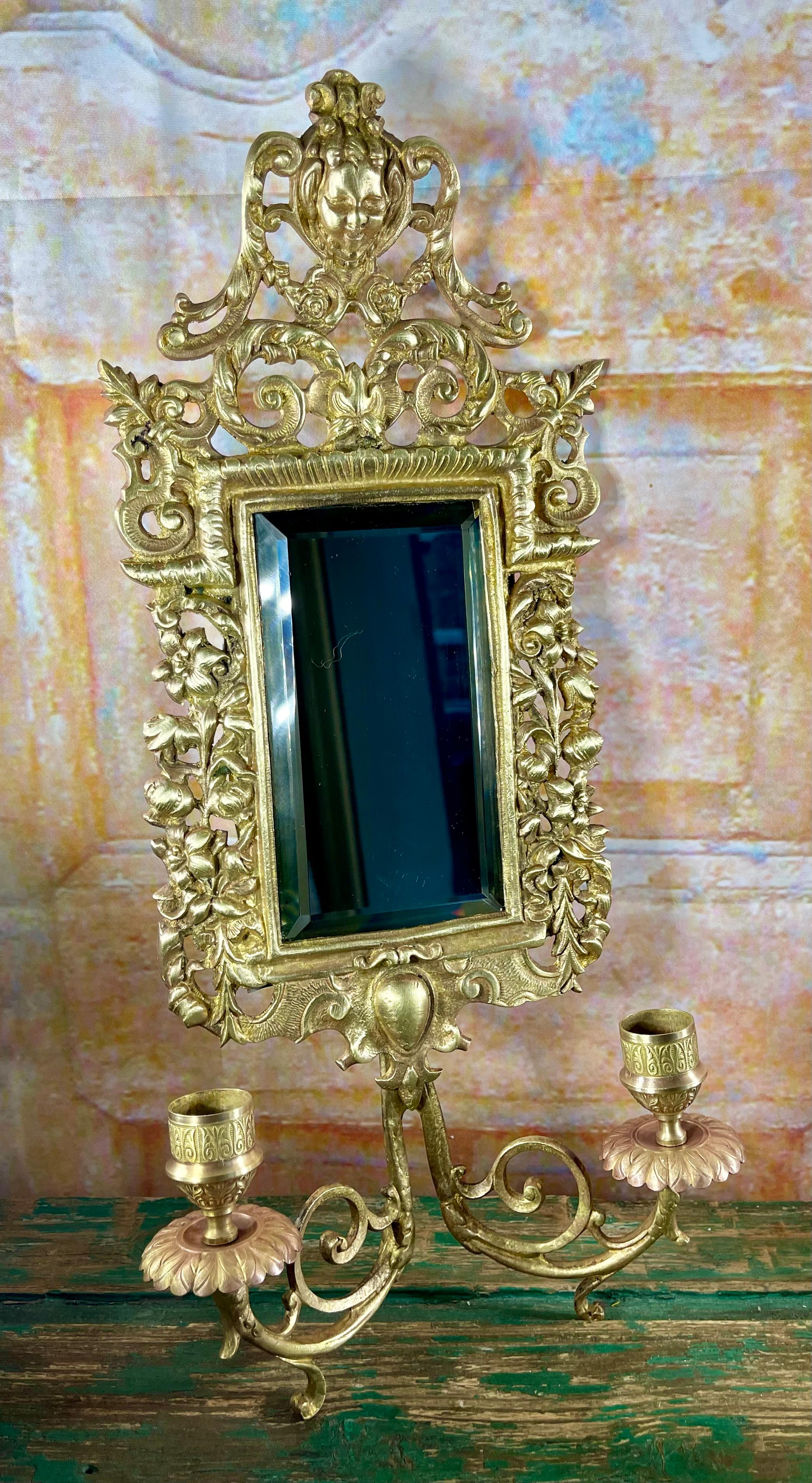 Metà XIX secolo Coppia di scensori da parete doppi Napoleone III con specchi smussati in bronzo dorato in vendita