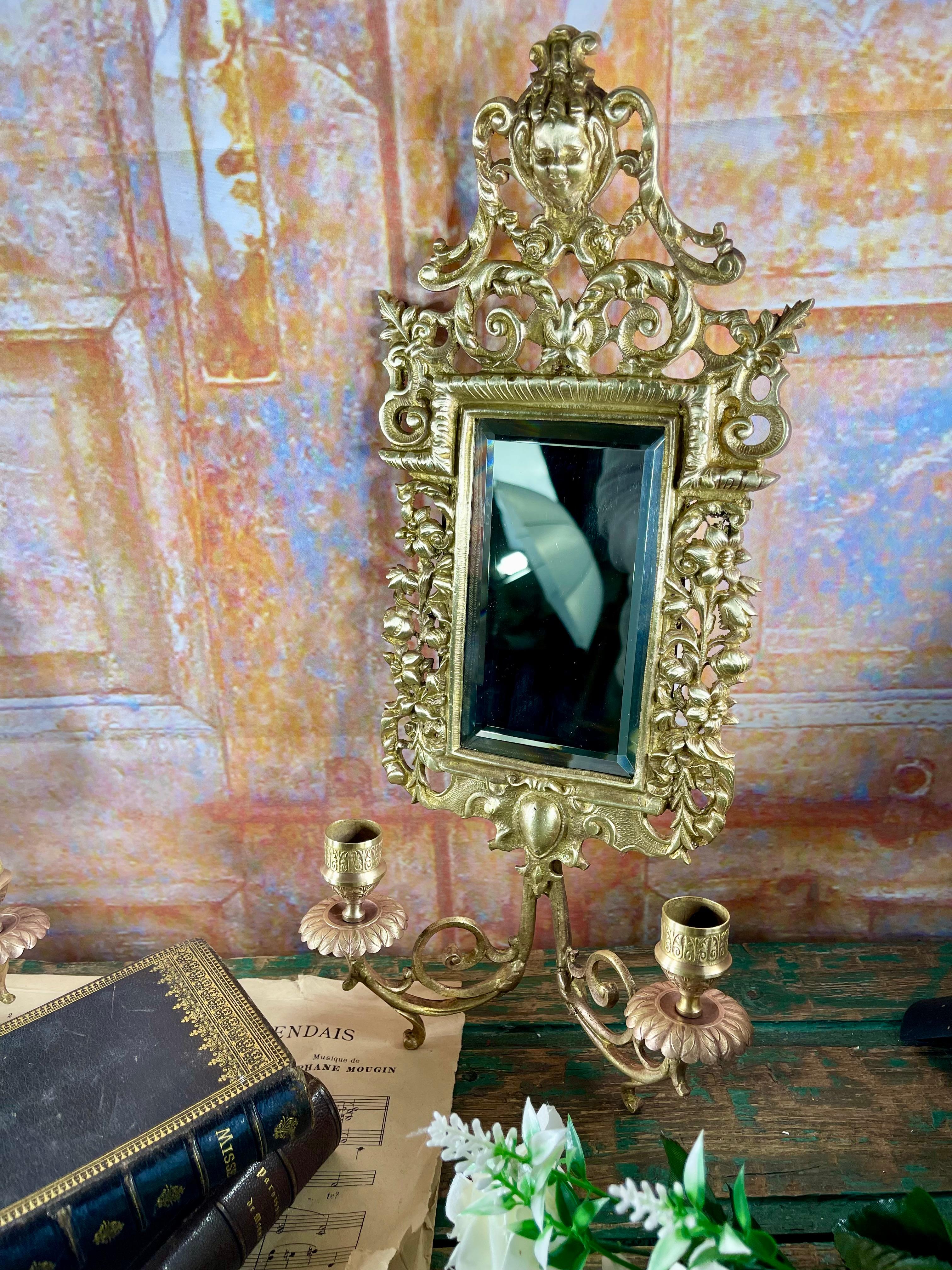 Coppia di scensori da parete doppi Napoleone III con specchi smussati in bronzo dorato in vendita 1